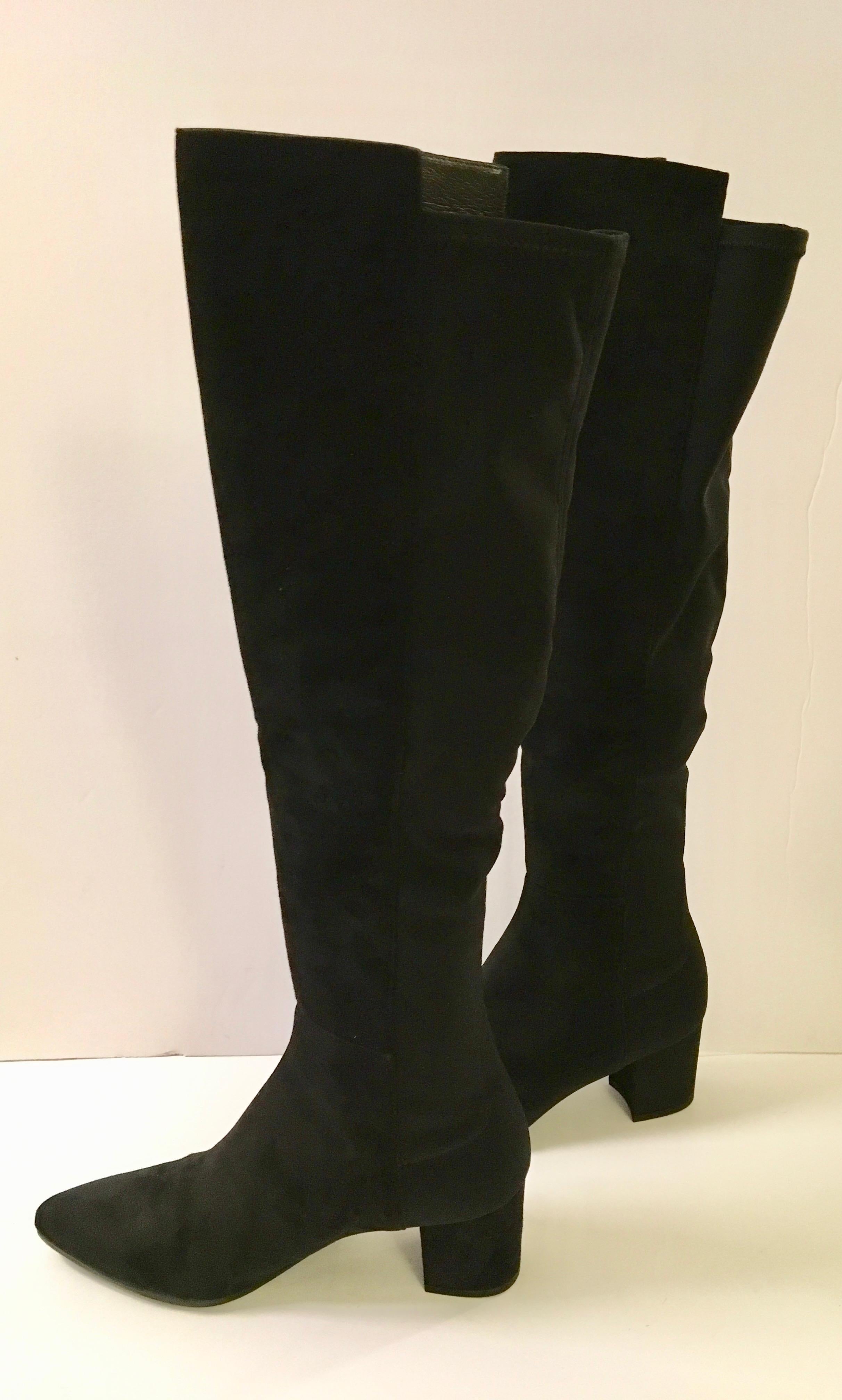 Presented here we have the iconic Stuart Weitzman boot that is what the designer is best known for. It is a must have for any wardrobe. This size 10 boot is new and in its original box. The heel measures 2.5 inches and from the bottom of the heel to