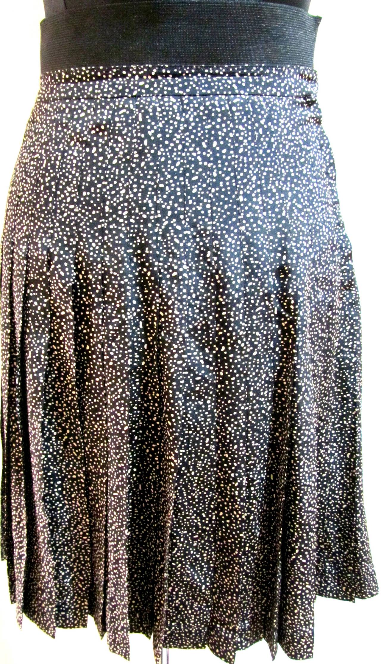 Chanel Silk Suit - Black and Cream Fabric with Iconic Lion Buttons - 1970's In Excellent Condition For Sale In Boca Raton, FL
