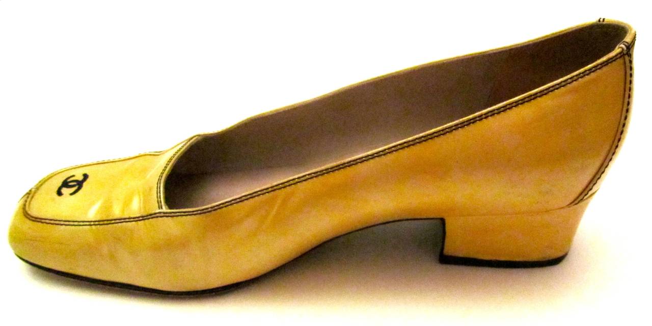 Pre-1980's Chanel Pumps - Patent Leather - Yellow - Size 40 In Excellent Condition In Boca Raton, FL