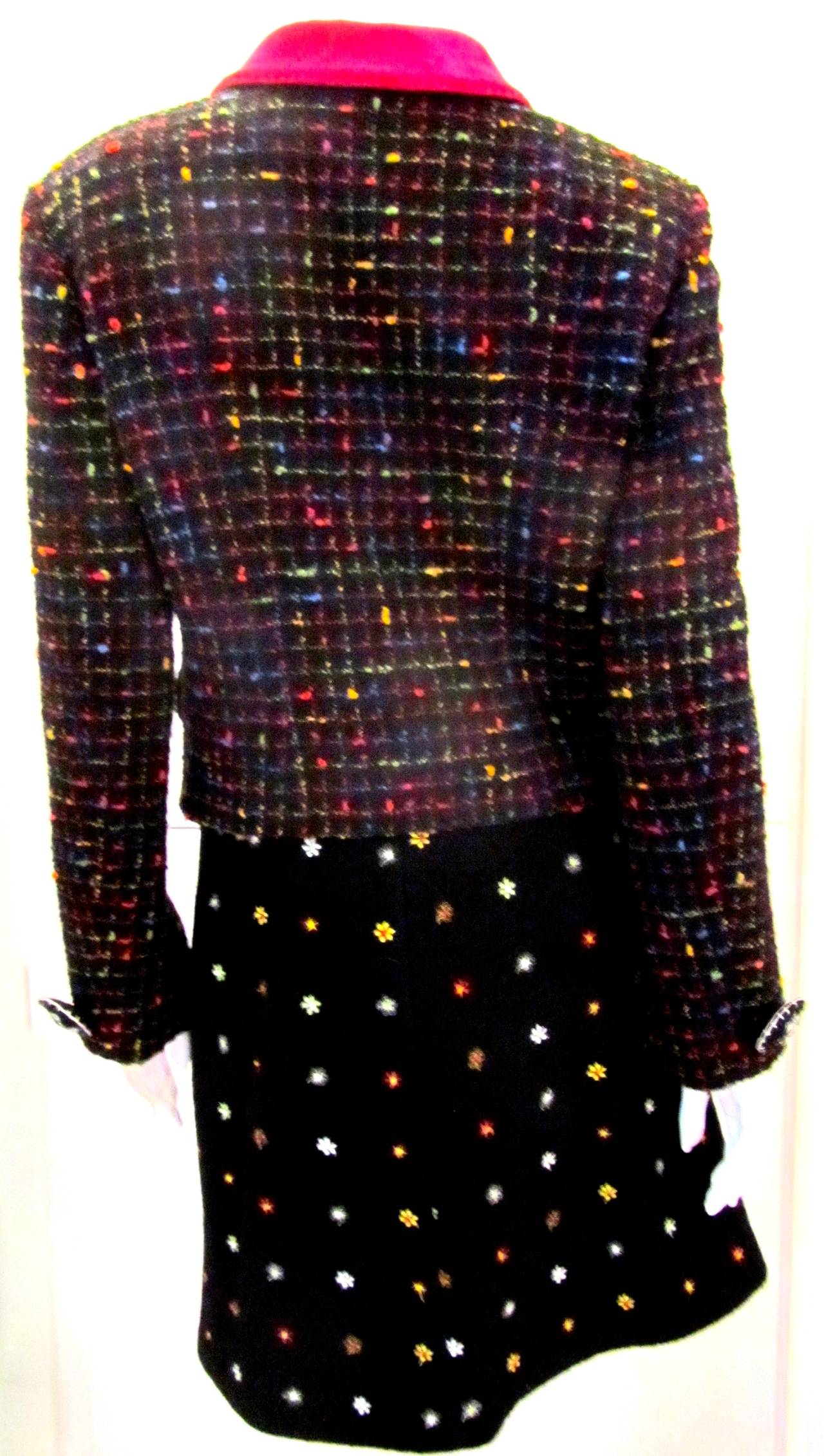 USA Size 10 

Please pay attention to measurements as Moschino runs small. 

The waist on the skirt - 29
Top to bottom of the skirt - 20 inches
Hips - 37 inches

Black boucle wool with multi colored flowers including green, yellow, and
