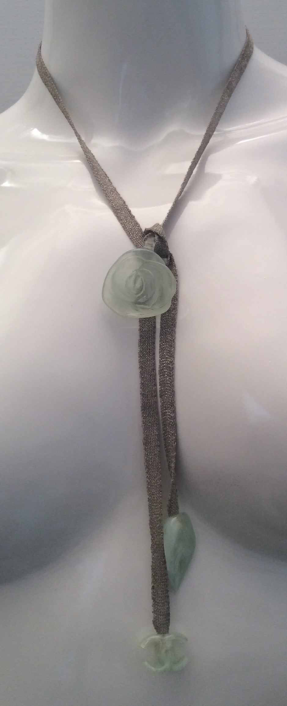 Chanel Halskette mit silberfarbenem Band und Lucite-Schmuckstücken