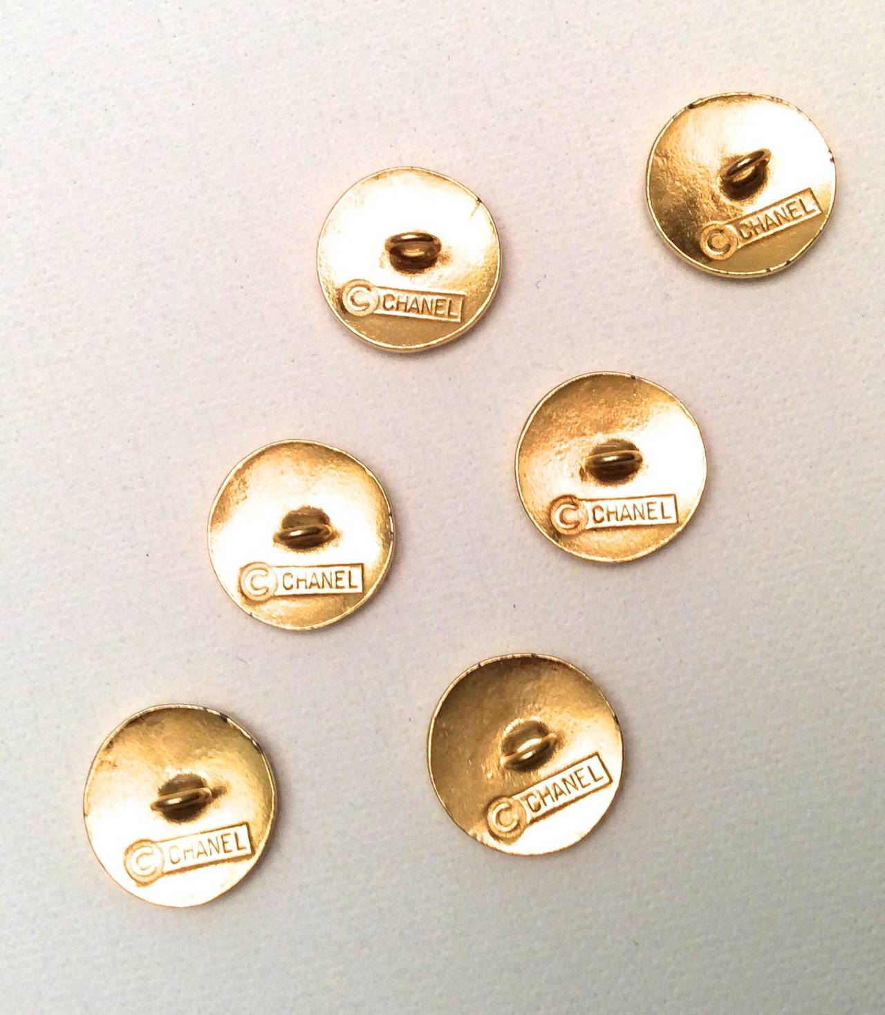 botones dorados chanel