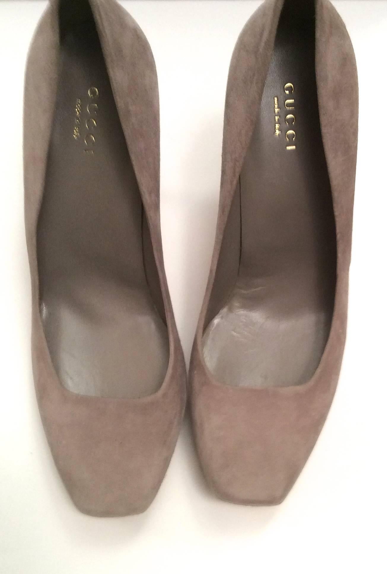 New Gucci Charlotte Pumps - Gray Suede Platform - Size 37 In New Condition For Sale In Boca Raton, FL