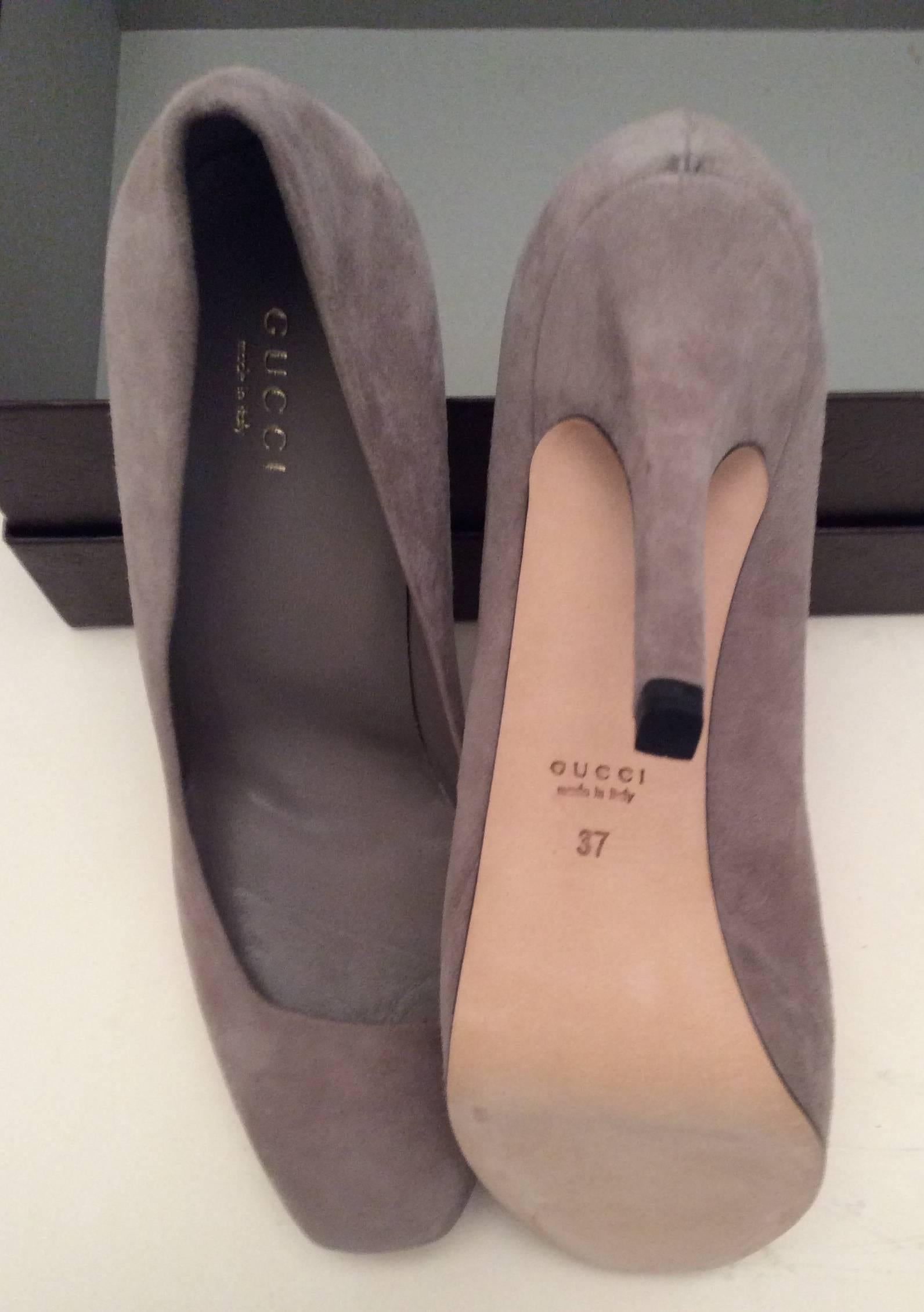 Women's New Gucci Charlotte Pumps - Gray Suede Platform - Size 37 For Sale