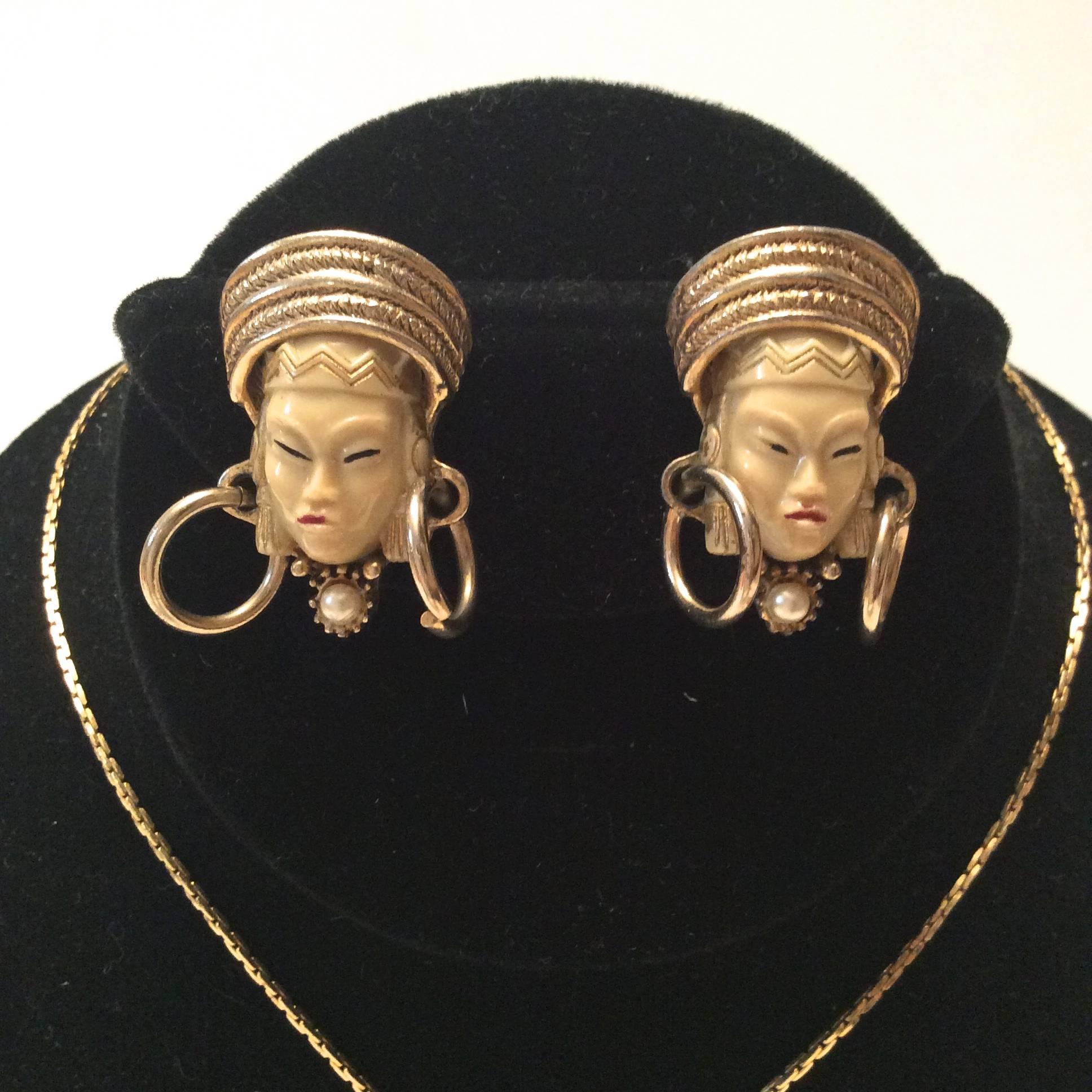 Vintage Selro Selini Asian Faced Gold Tone Necklace and Earrings In Good Condition For Sale In Boca Raton, FL