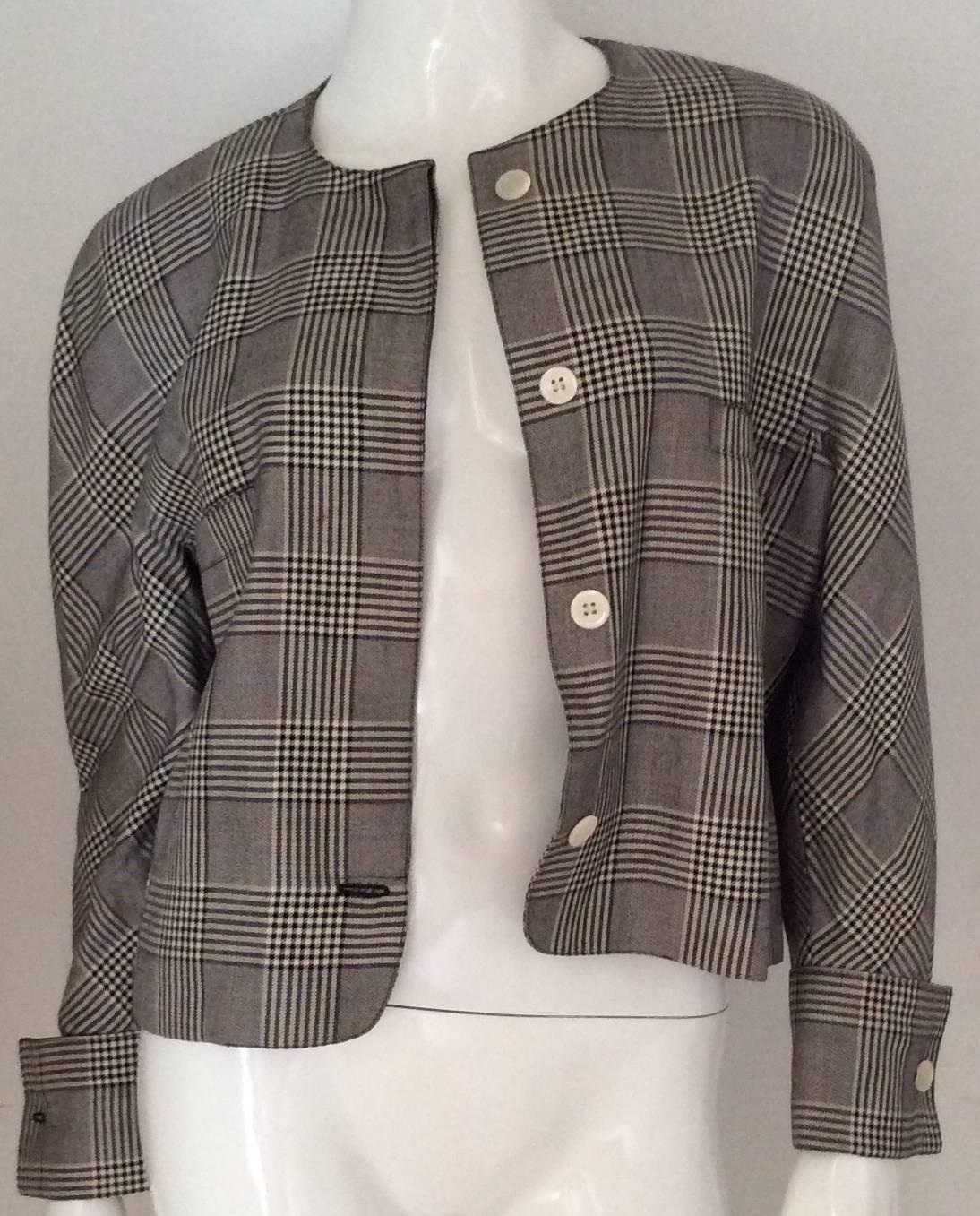 Genny Black and White Button Down Short Jacket  In Excellent Condition For Sale In Boca Raton, FL