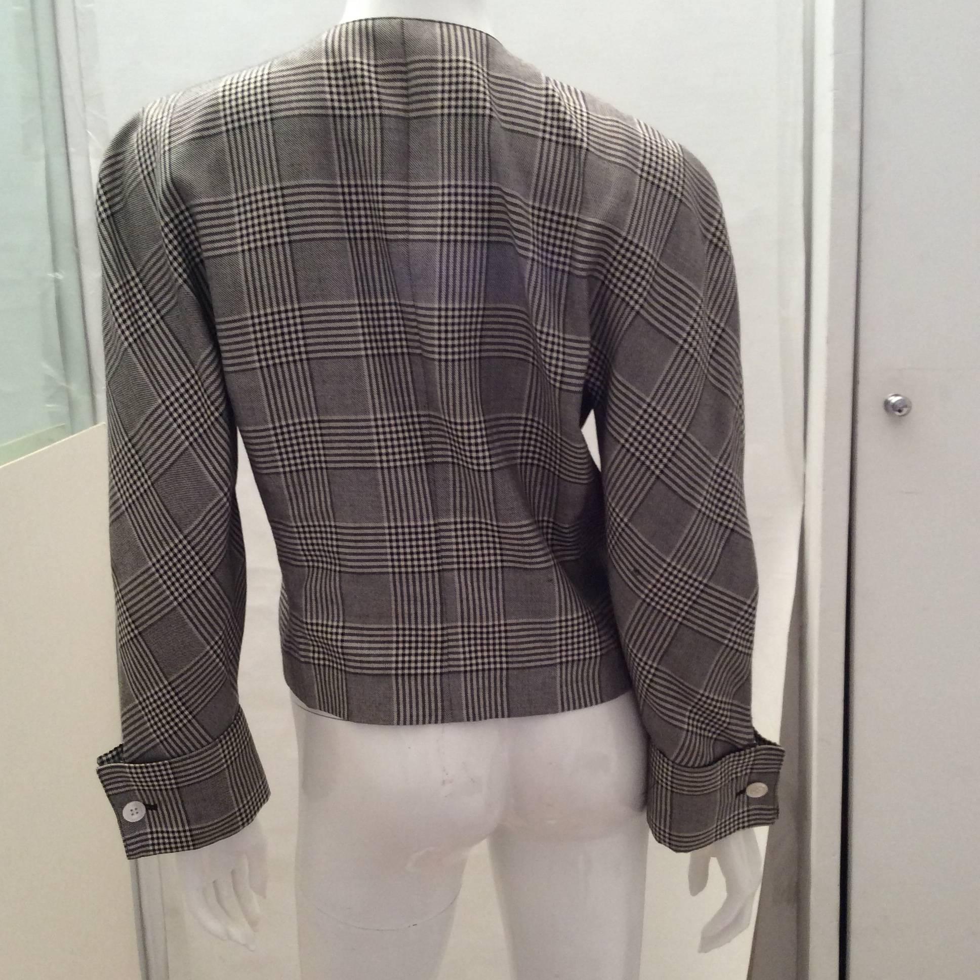 Genny Black and White Button Down Short Jacket  For Sale 5