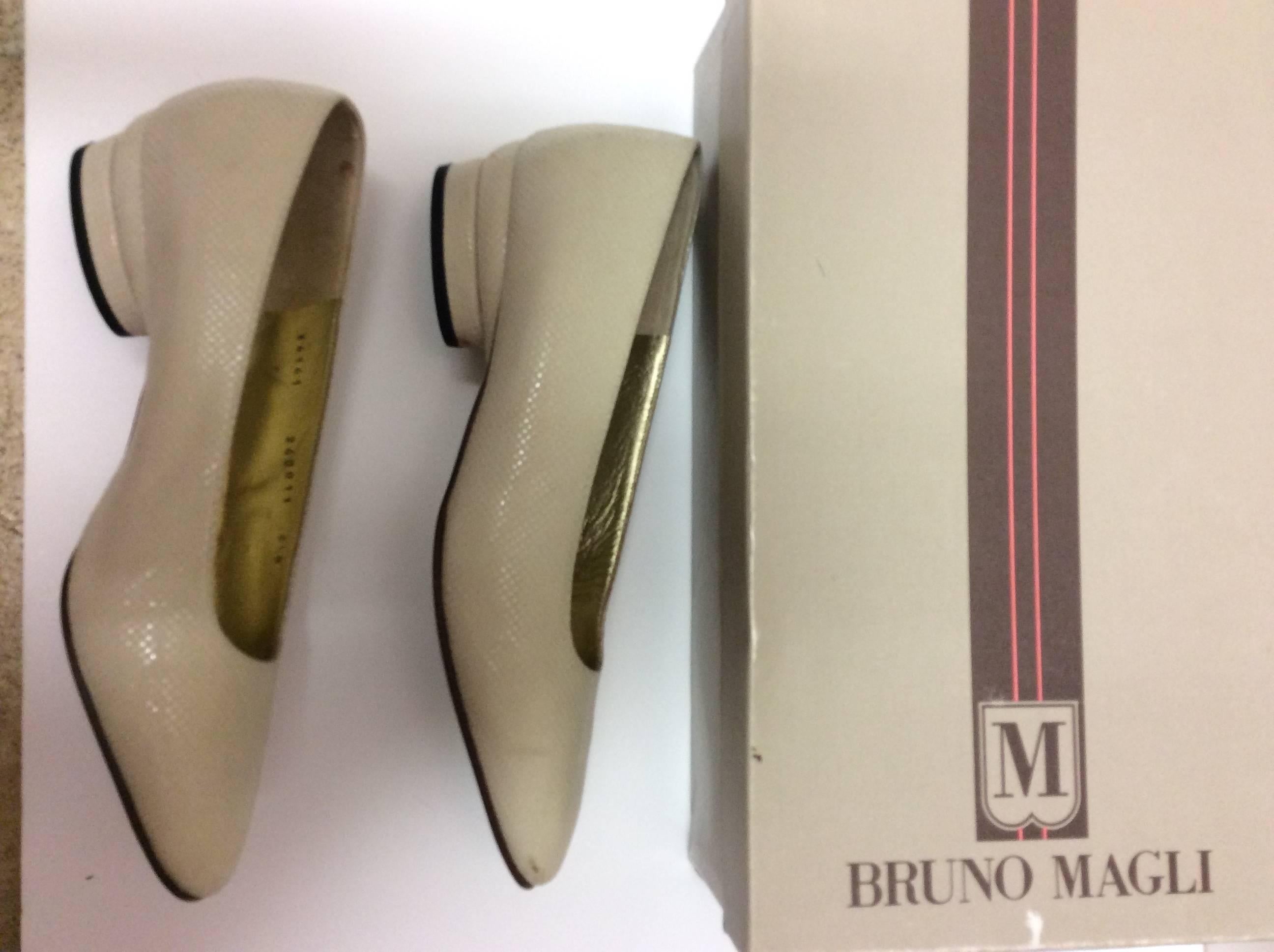 Bruno Magli Shoes - Cream Lizard - 1980's Shoes with Original Box For Sale 1