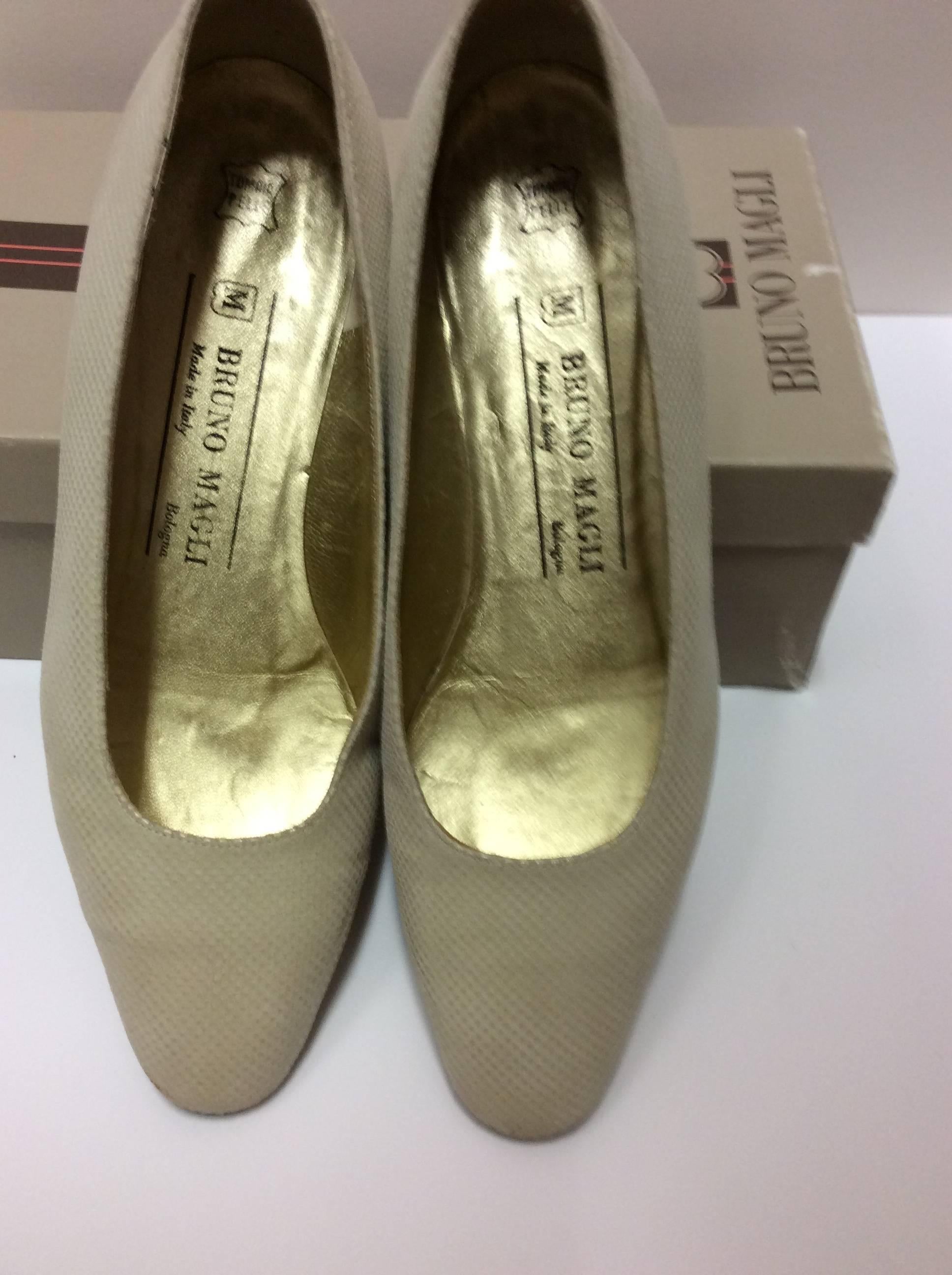 Bruno Magli Shoes - Cream Lizard - 1980's Shoes with Original Box For Sale 3