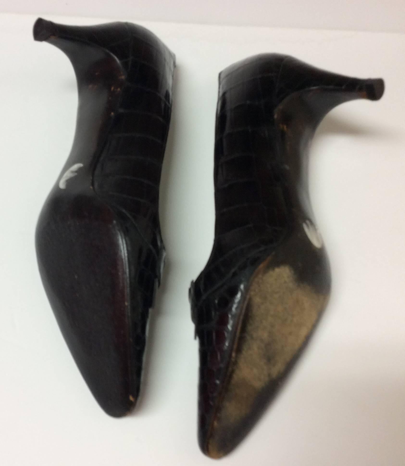Presented here are a pair of Charles Jourdan alligator shoes from the 1970's in near perfect condition. They have a slightly rounded toe with a bow in the front and they are extremely comfortable which is quite unusual for many vintage shoes. The