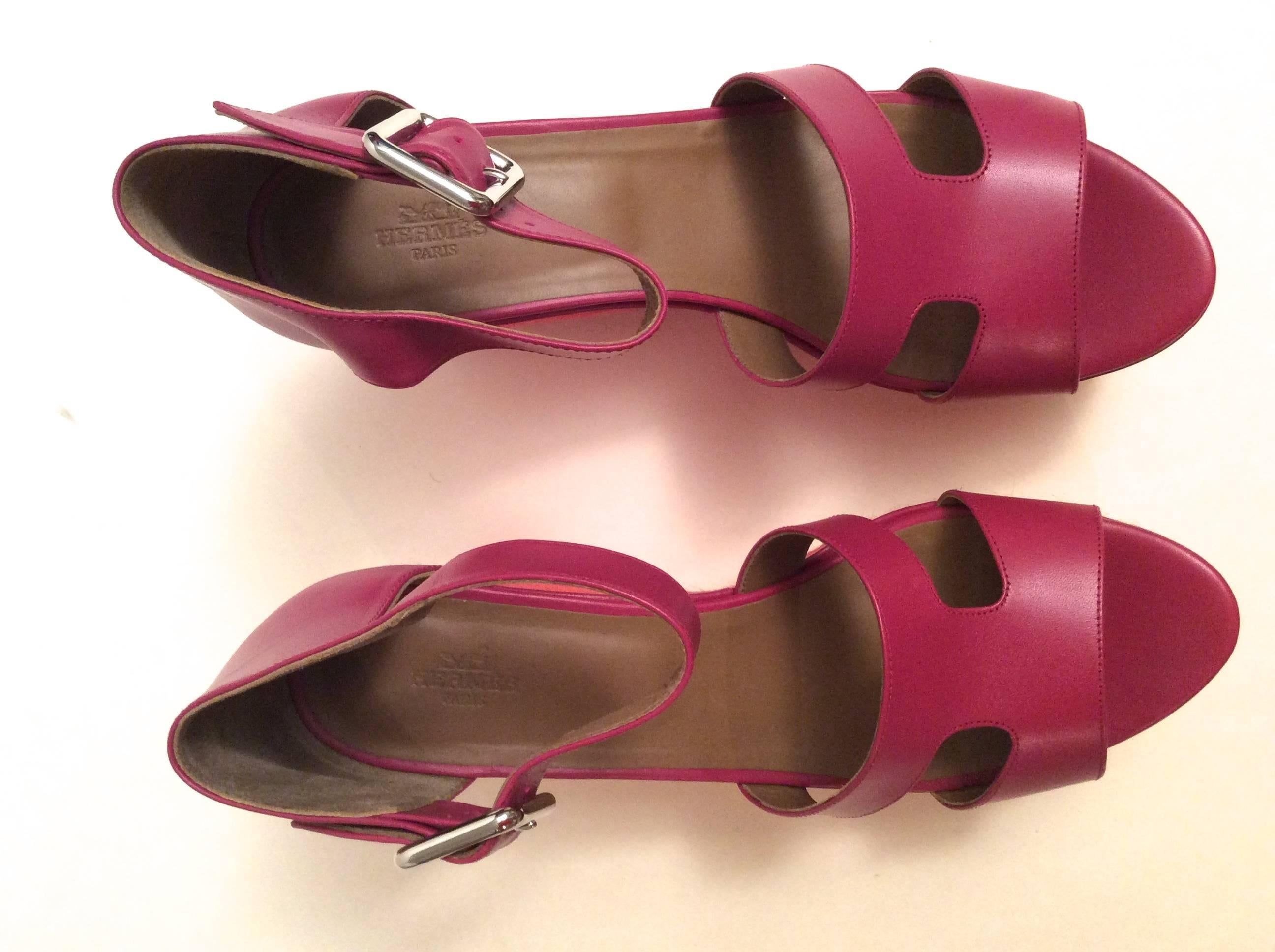 Here is a new pair of Hermes wedges in the 'espadrille' style. They are size 41 and have a magenta / fuschia coloring with pair of the braiding of the wedge having a coral tone to them. They are a magnificent addition to any fashion wardrobe and are