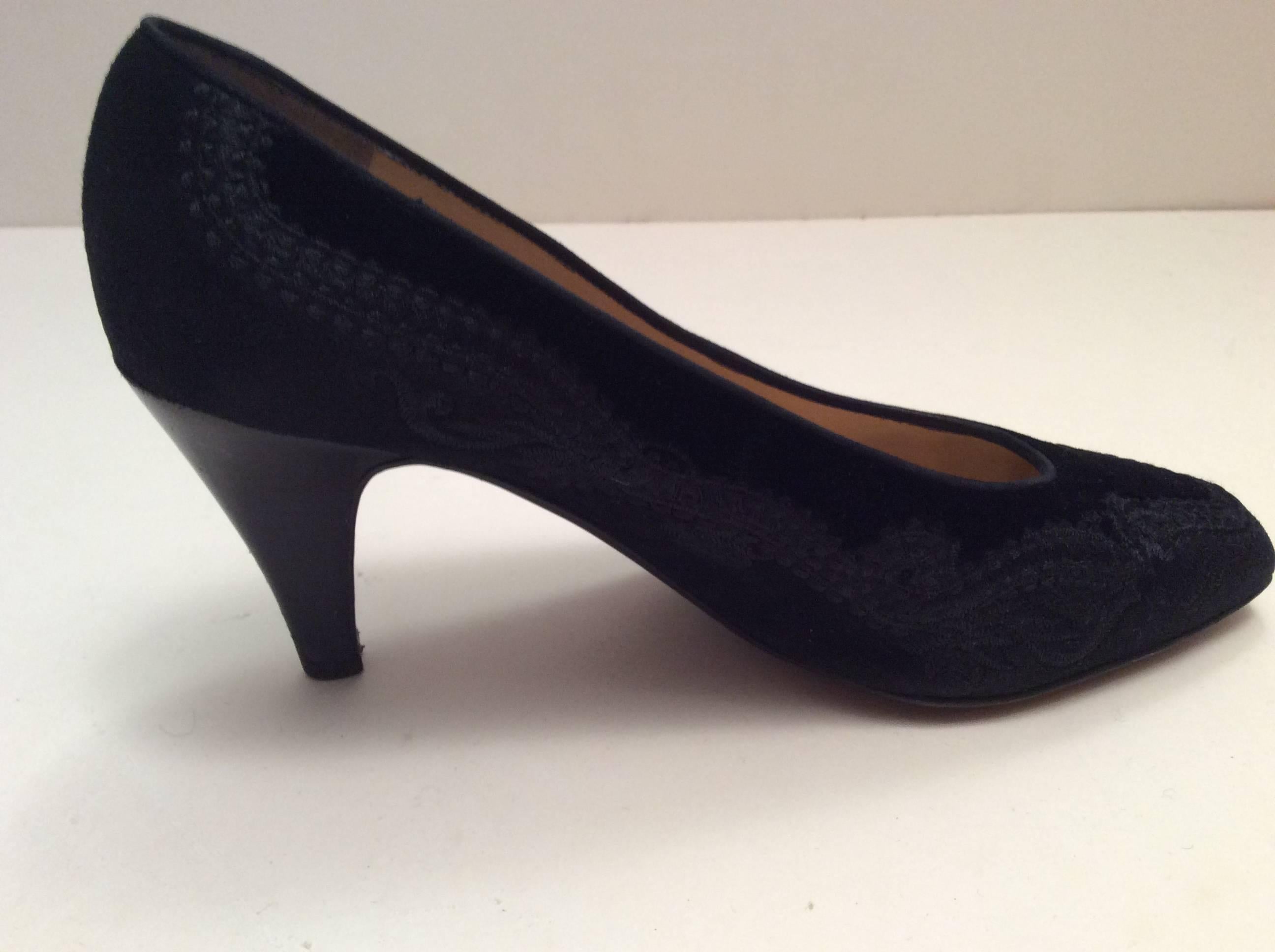Here are a pair of Sergio Rossi black suede pumps with elaborate stitching embroidery throughout the suede of the shoe. They are beautifully articulated and make a significant statement no matter what situation you are in. They are size 37 and are