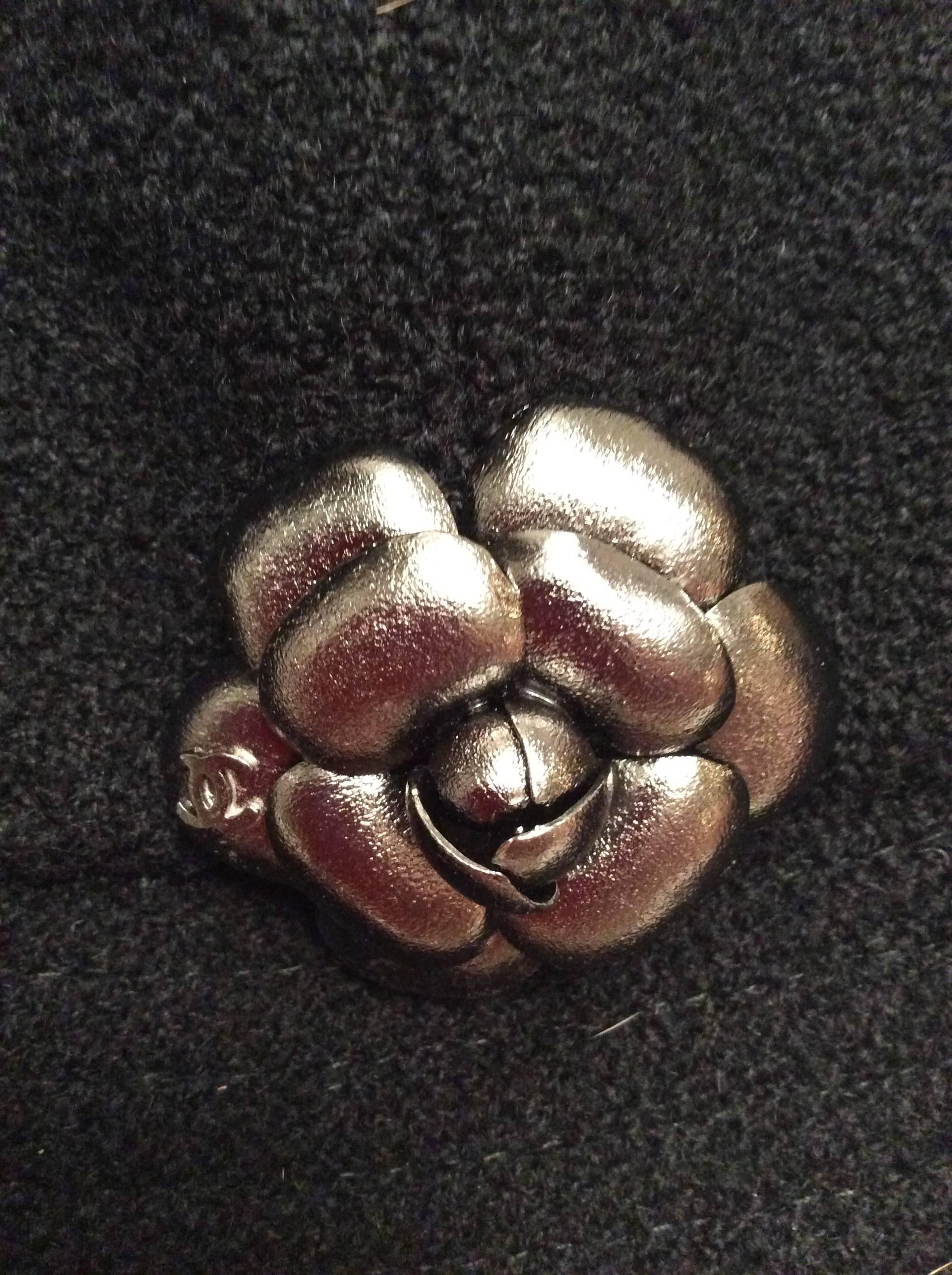 Cappello Chanel in bouclé nero con camelia in tonalità argento in vendita 3