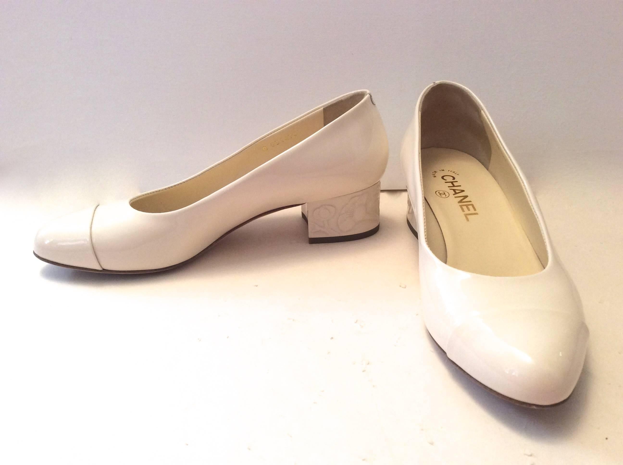 Chanel Pumps - Cream White Patent Leather - Embossed Flowers - Size 37.5 For Sale 3