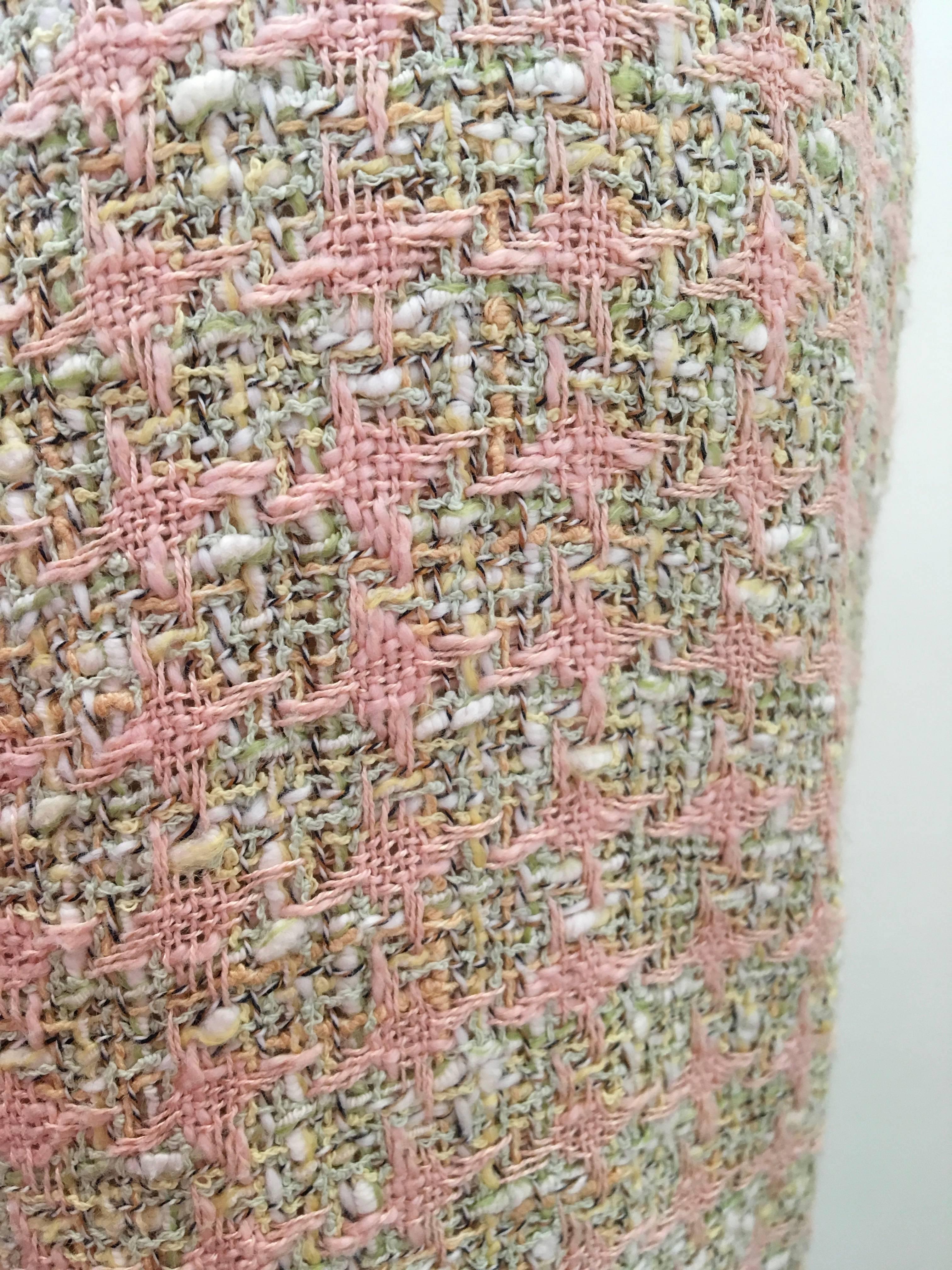 Presented here is a magnificent Chanel skirt in a pink boucle fabric with threads seafoam green, white, tiny hints of black. The skirt is from Spring 2005 and is a size 46. Please pay careful attention to the measurements because the skirt appears