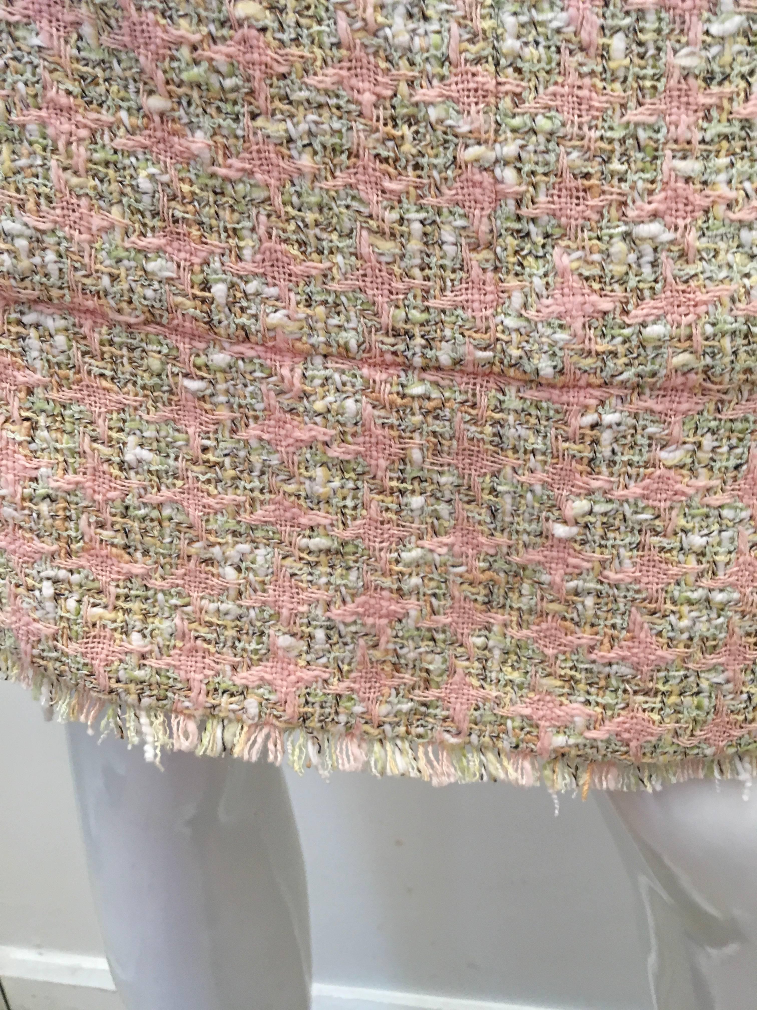 Brown Chanel Skirt - Pink Boucle - Size 46 For Sale