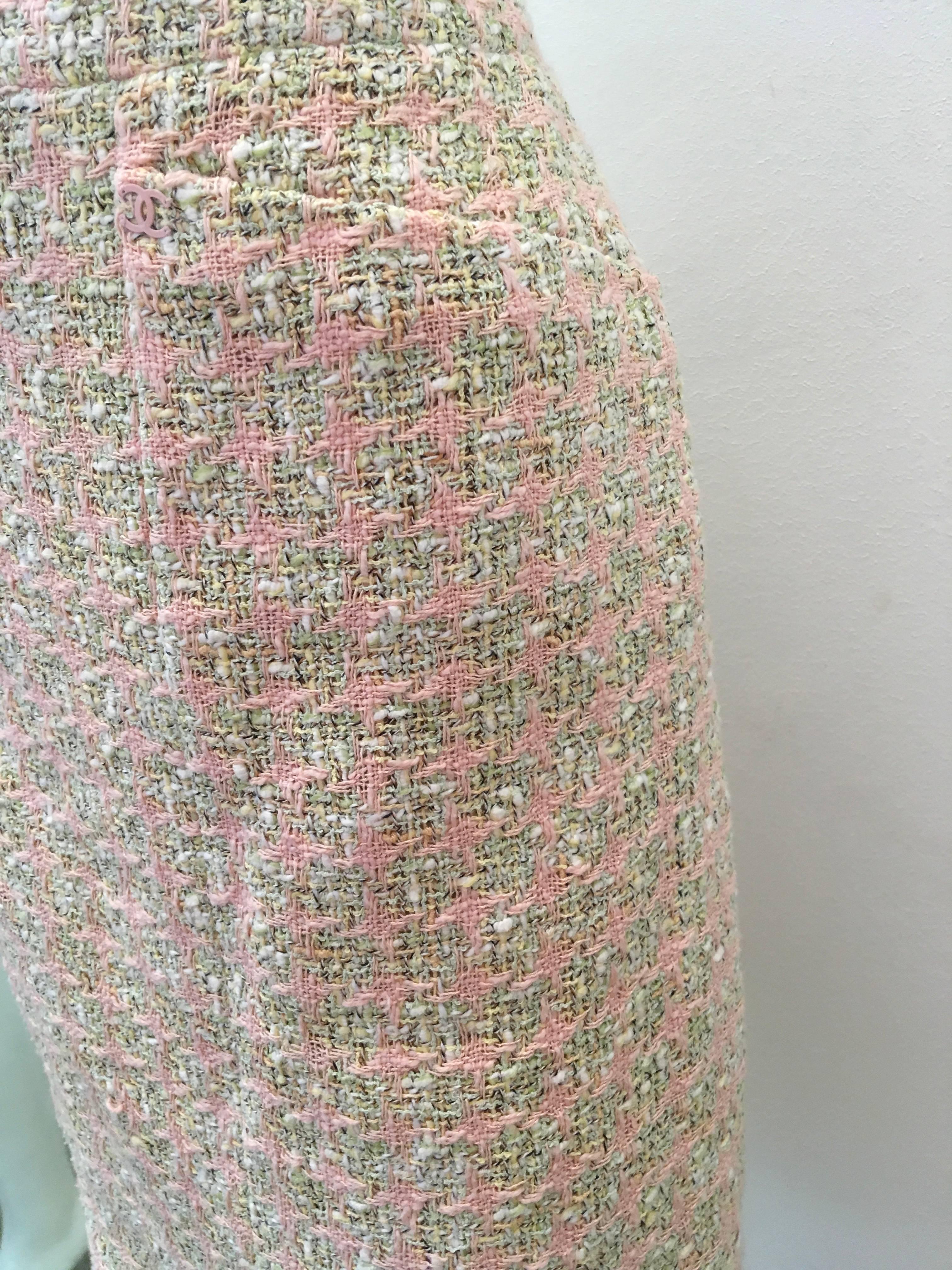 Women's Chanel Skirt - Pink Boucle - Size 46 For Sale
