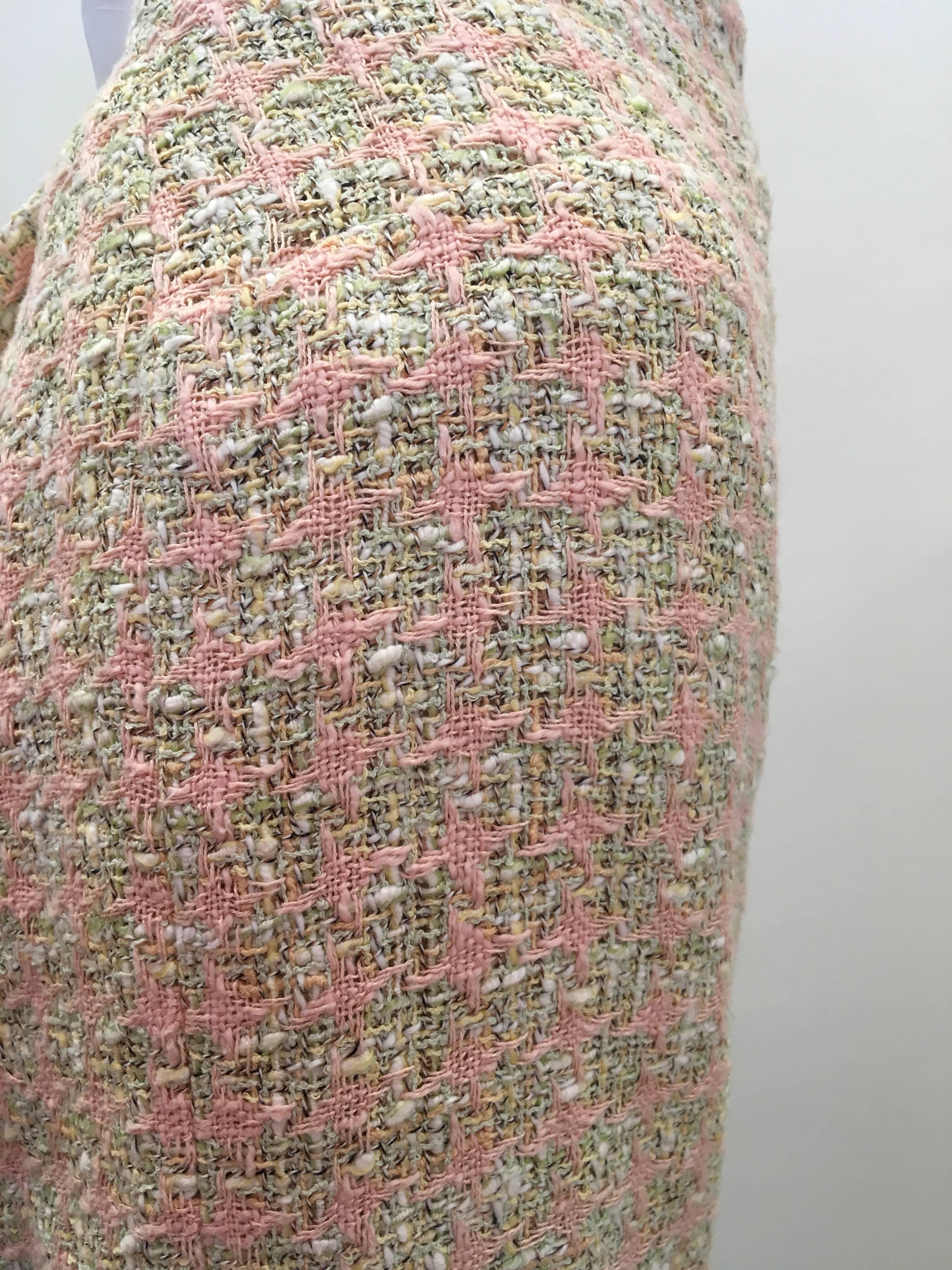 Chanel Skirt - Pink Boucle - Size 46 In Excellent Condition For Sale In Boca Raton, FL