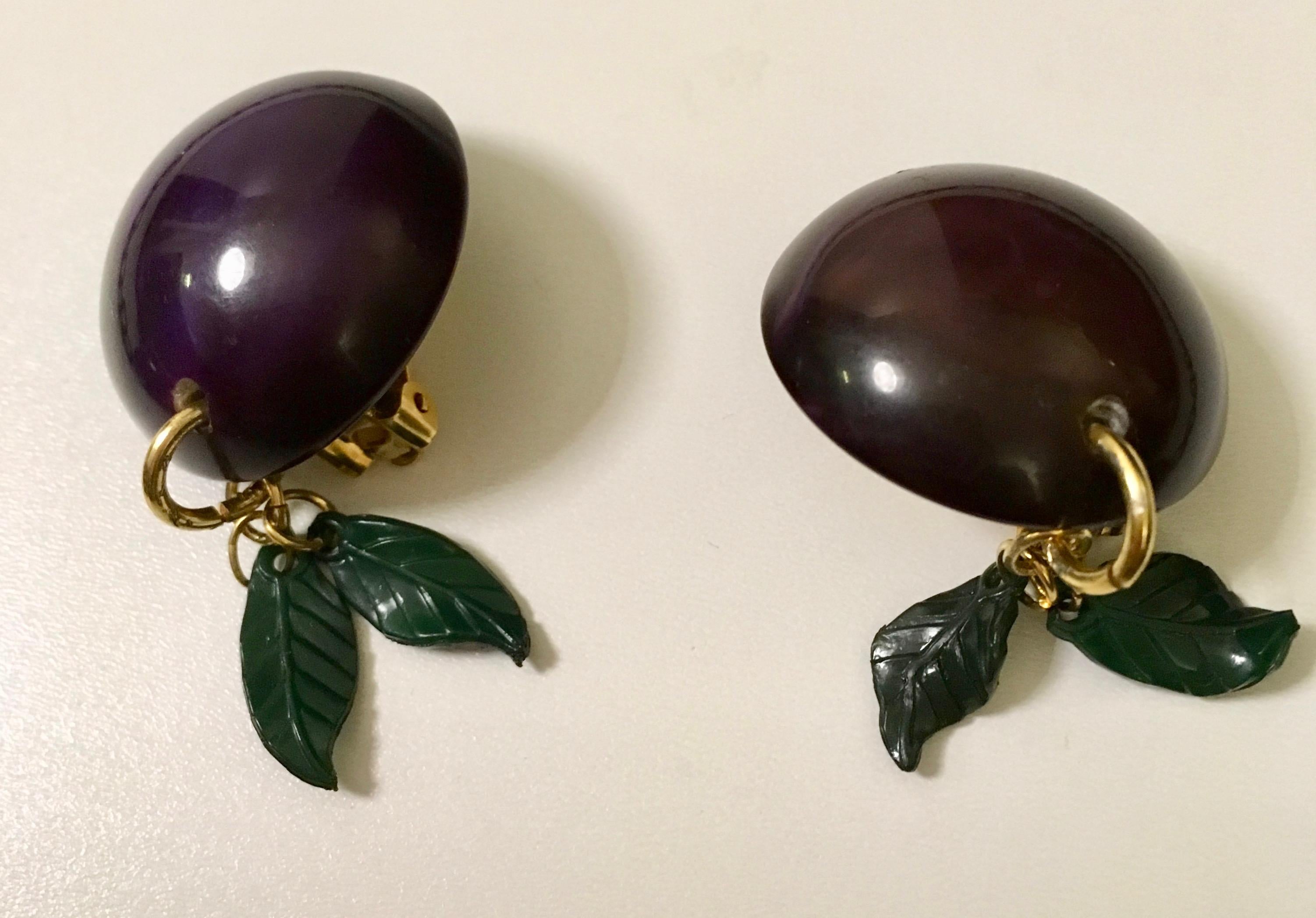Presented here is a beautiful Jan Carlin cherry bakelite necklace with matching clip earrings. The grapes on the earrings and on the bracelet each measure 1.0 inches in diameter. The earrings and the necklace are both signed 'Jan Carlin.' The