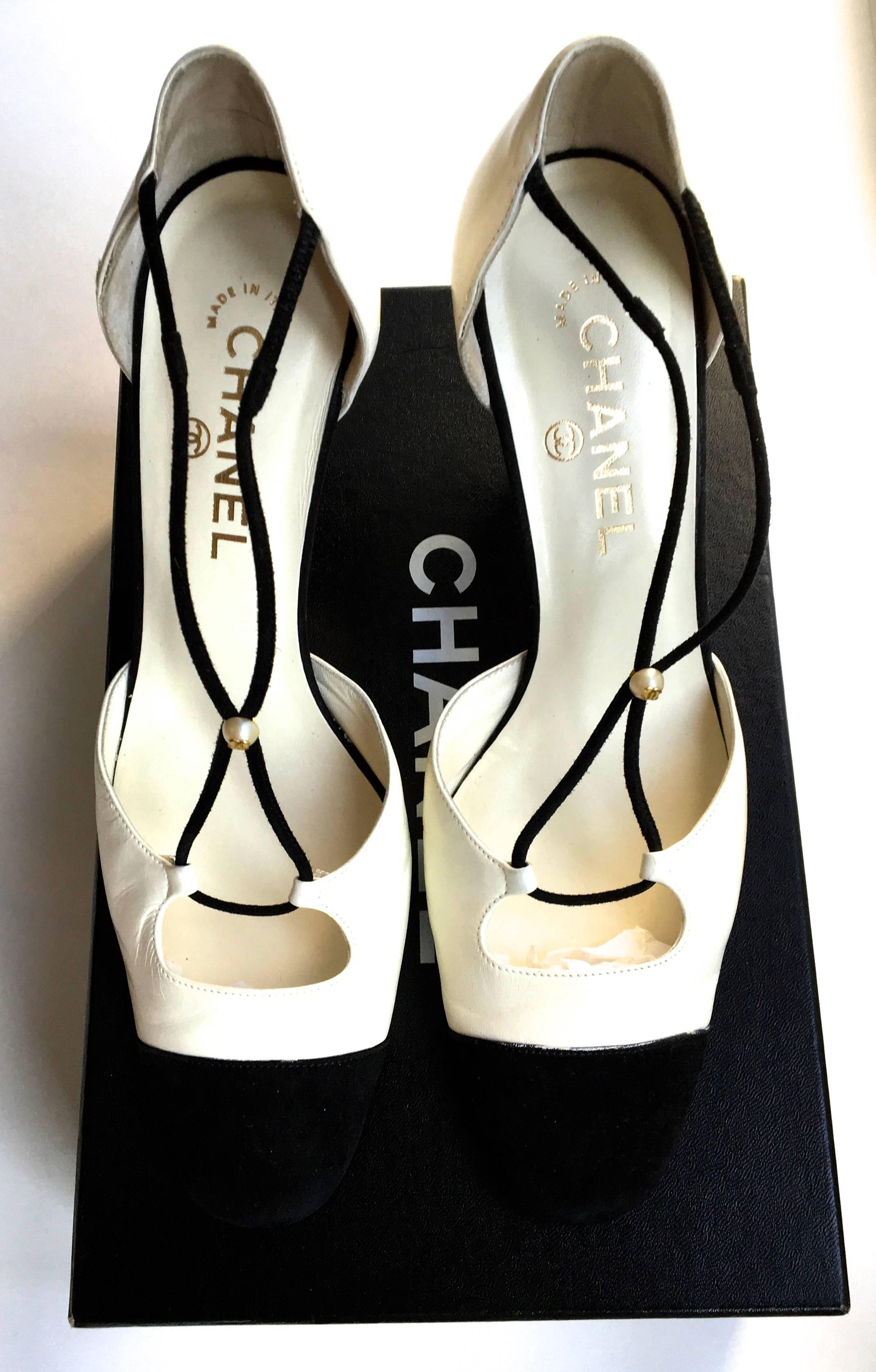 Chanel Shoes - Size 38 - Magnificent Black Suede with Creamy White Leather For Sale 3