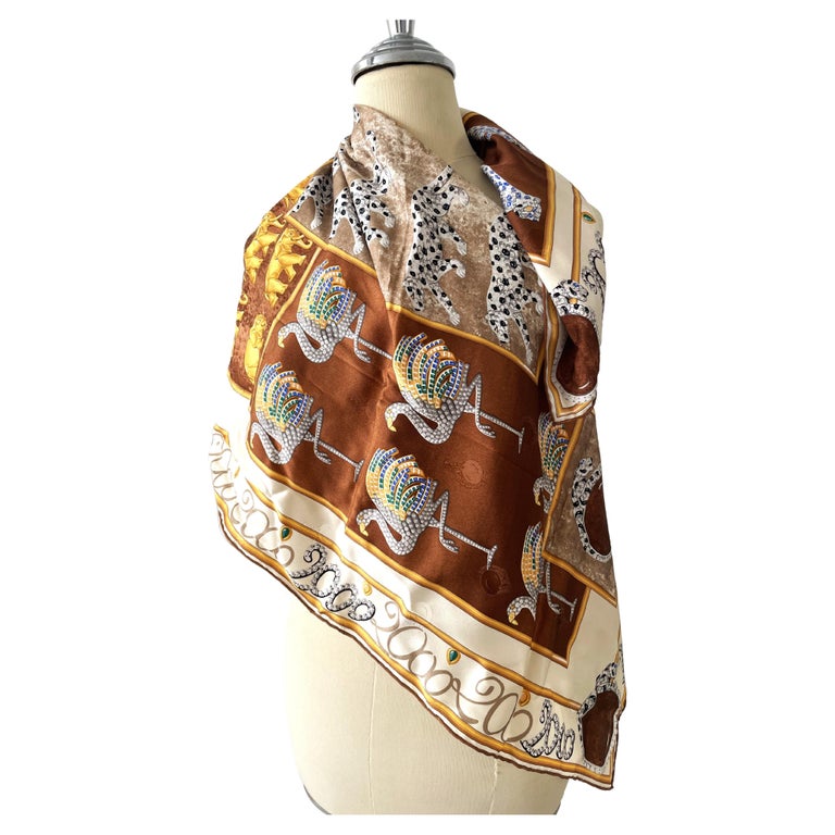 Foulard Carré En Soie Vintage - Motif Casques Anciens - Couleur Beige Et Marron - Très Bon état