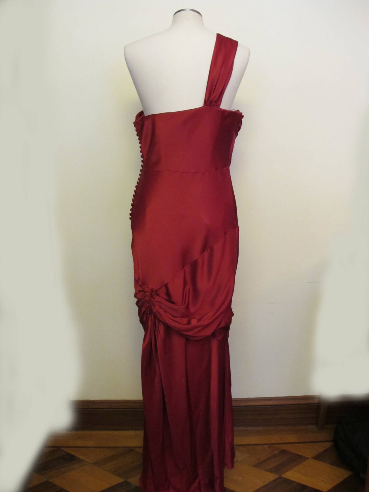 John Galliano 2007 Dramatic Red Evening Gown with Matching Shawl For Sale 3