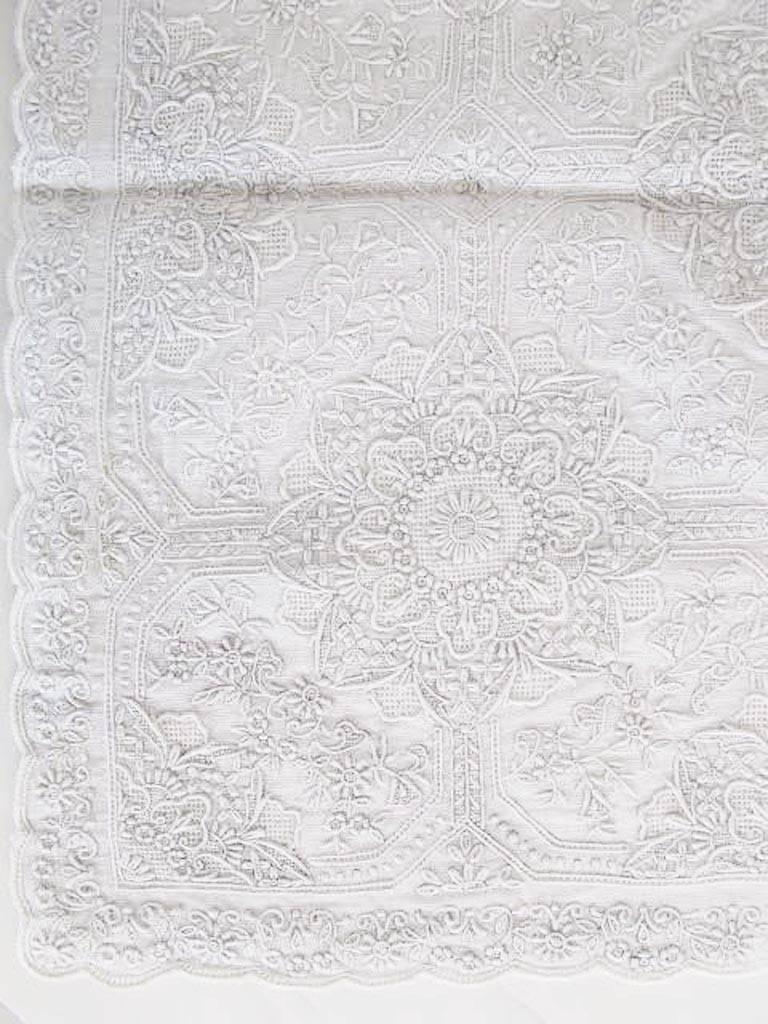 New fabulous white cotton hand-embroidered vintage 1960's hankerchief. Every stitch is hand done on the floral designed piece. The stitching is created with silk threads. 

Measures 11