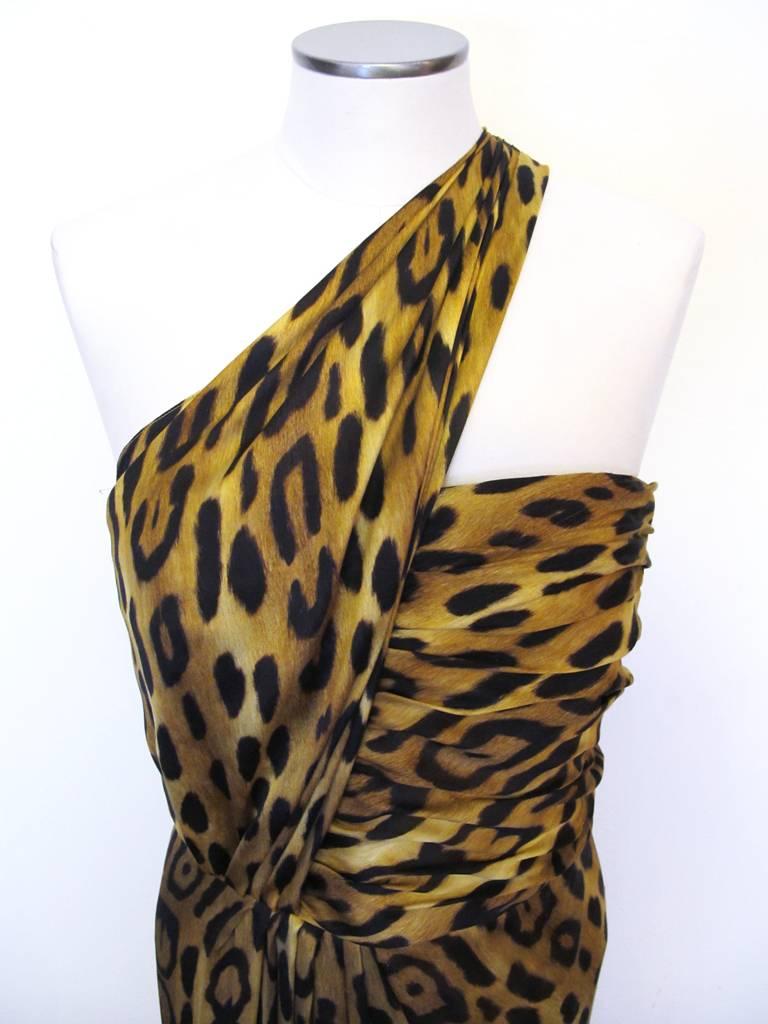 This fabulous Oscar de la Renta one shoulder leopard print evening gown is in a luxurious silk with a built in corset. The bodice is ruched and the skirt of the gown is draped at one side. 

YOUR PURCHASE BENEFITS THOSE WHO ARE DEVELOPMENTALLY