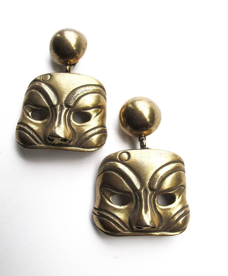Vintage 1980's Isabel Canovas large Kabuki inspired mask clip earring in gold-tone.

YOUR PURCHASE BENEFITS THOSE WHO ARE DEVELOPMENTALLY DISABLED.