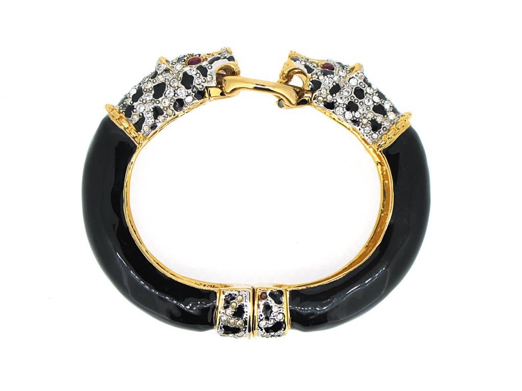 Fabulous gold with black enamel leopard head bracelet crystal pavé and black spots with magnetic closure .

Measurement: 2 1/2 inches inside diameter
