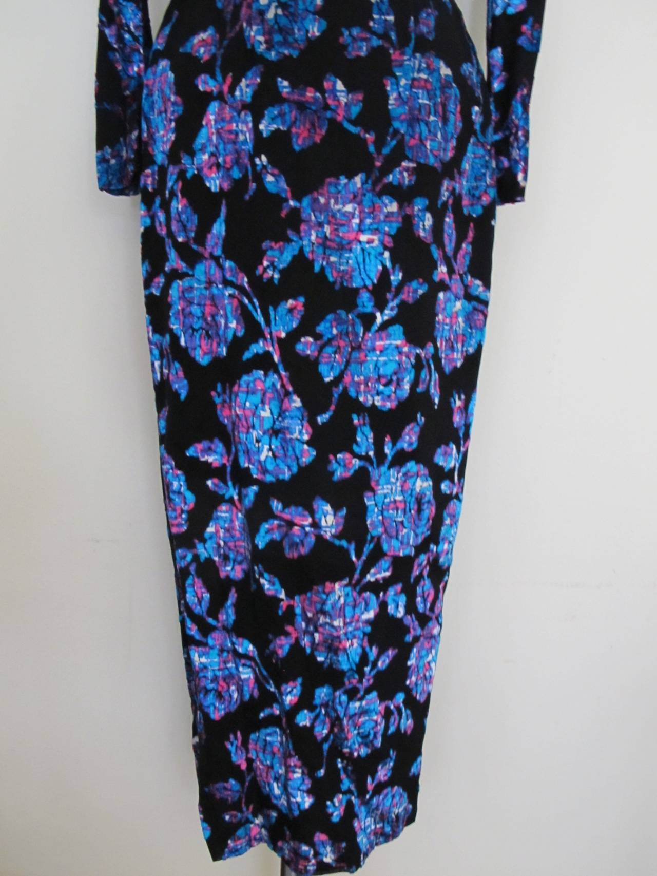 Asian Black Silk Dress with Panne Velvet Flowers For Sale 2