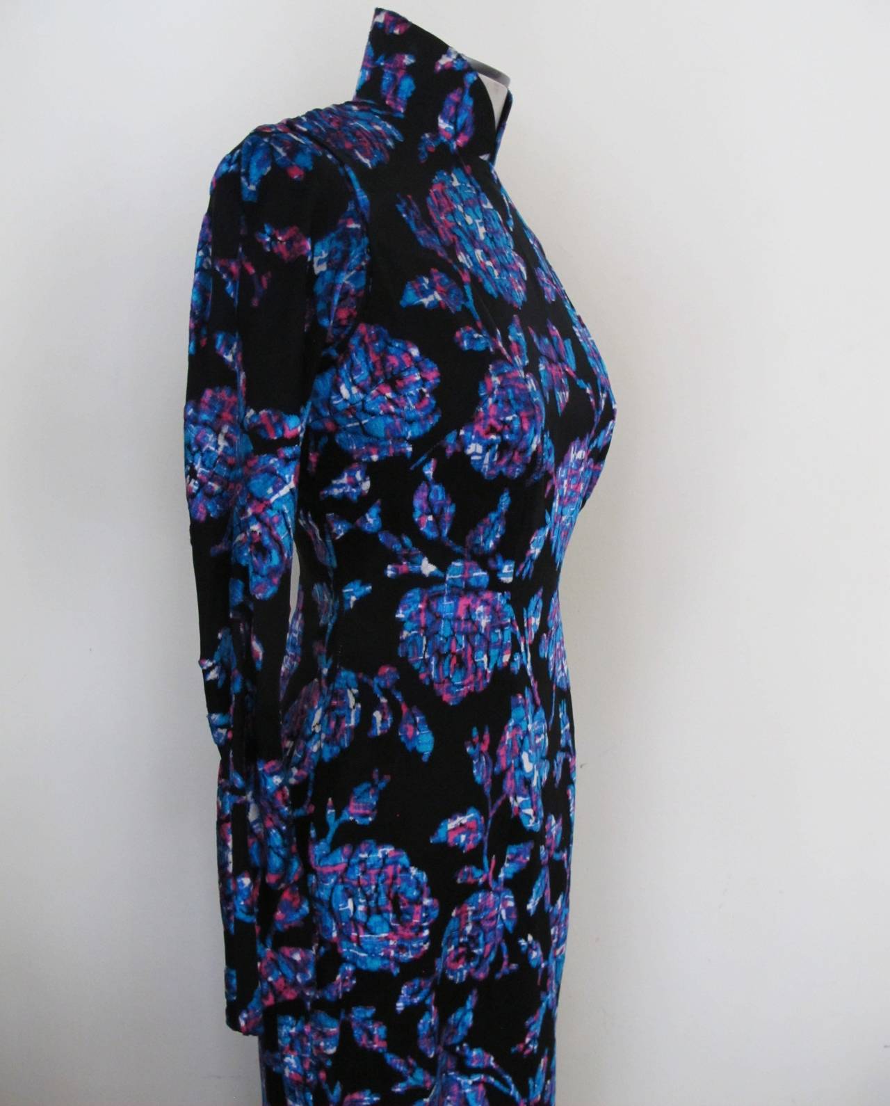 Asian Black Silk Dress with Panne Velvet Flowers For Sale 5