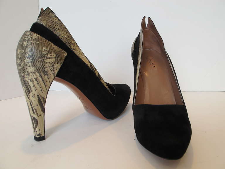 New Azzedine Alaia Black Suede and Ring Lizard Size 38 Shoes In New Condition For Sale In San Francisco, CA