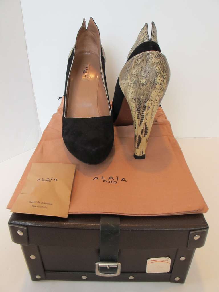 New Azzedine Alaia Black Suede and Ring Lizard Size 38 Shoes For Sale 3