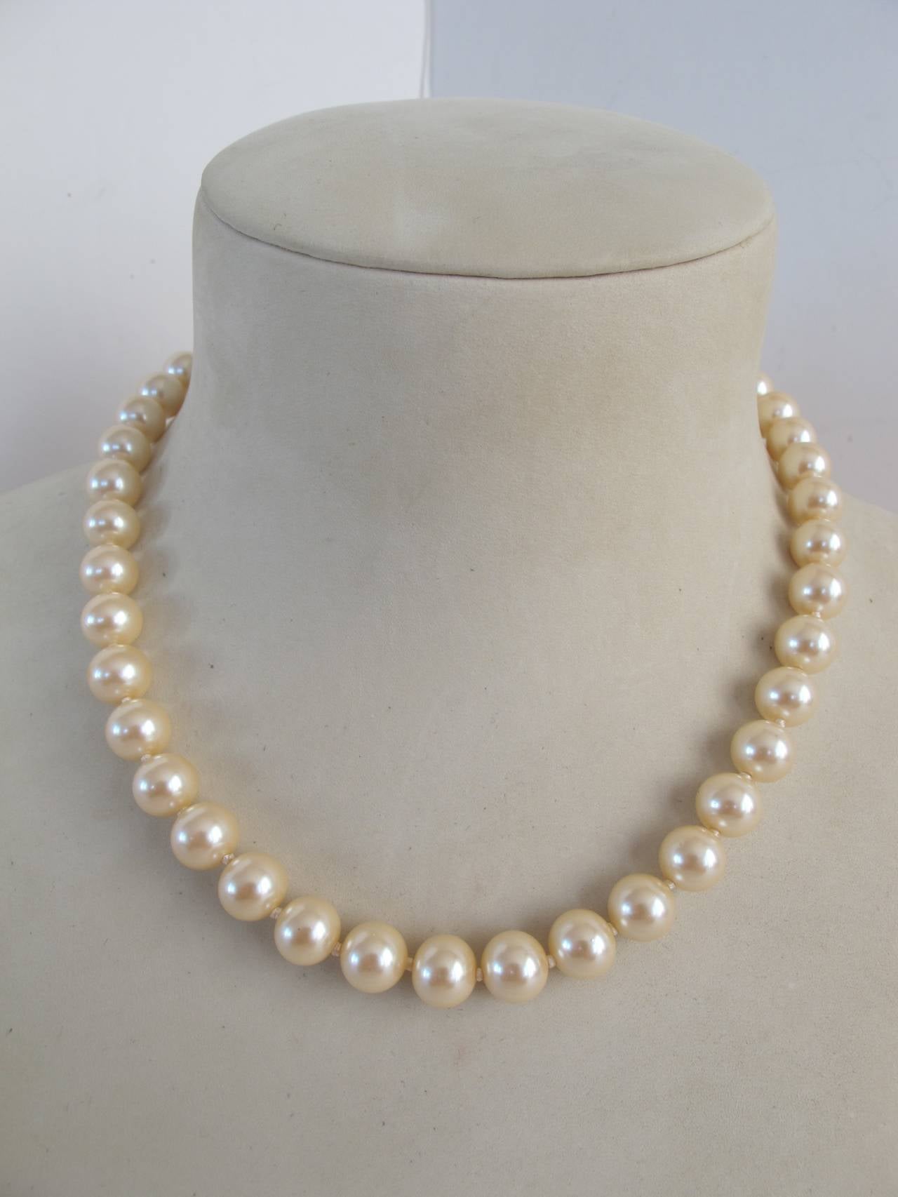 Knotted 1960's 1.5 cm Pearl Necklace with Rhinestone Disco Ball Closure In Excellent Condition For Sale In San Francisco, CA