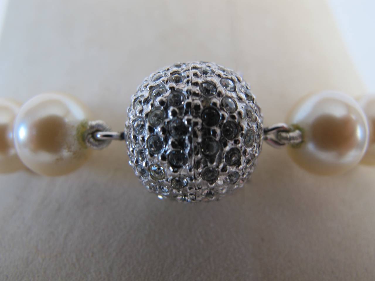 Women's Knotted 1960's 1.5 cm Pearl Necklace with Rhinestone Disco Ball Closure For Sale