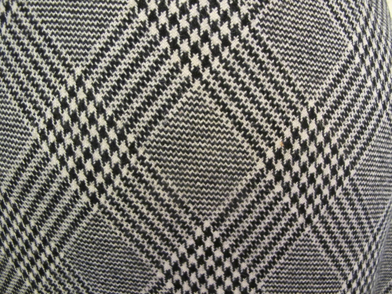 1960's Black and White Patterned Wool Dress For Sale 4
