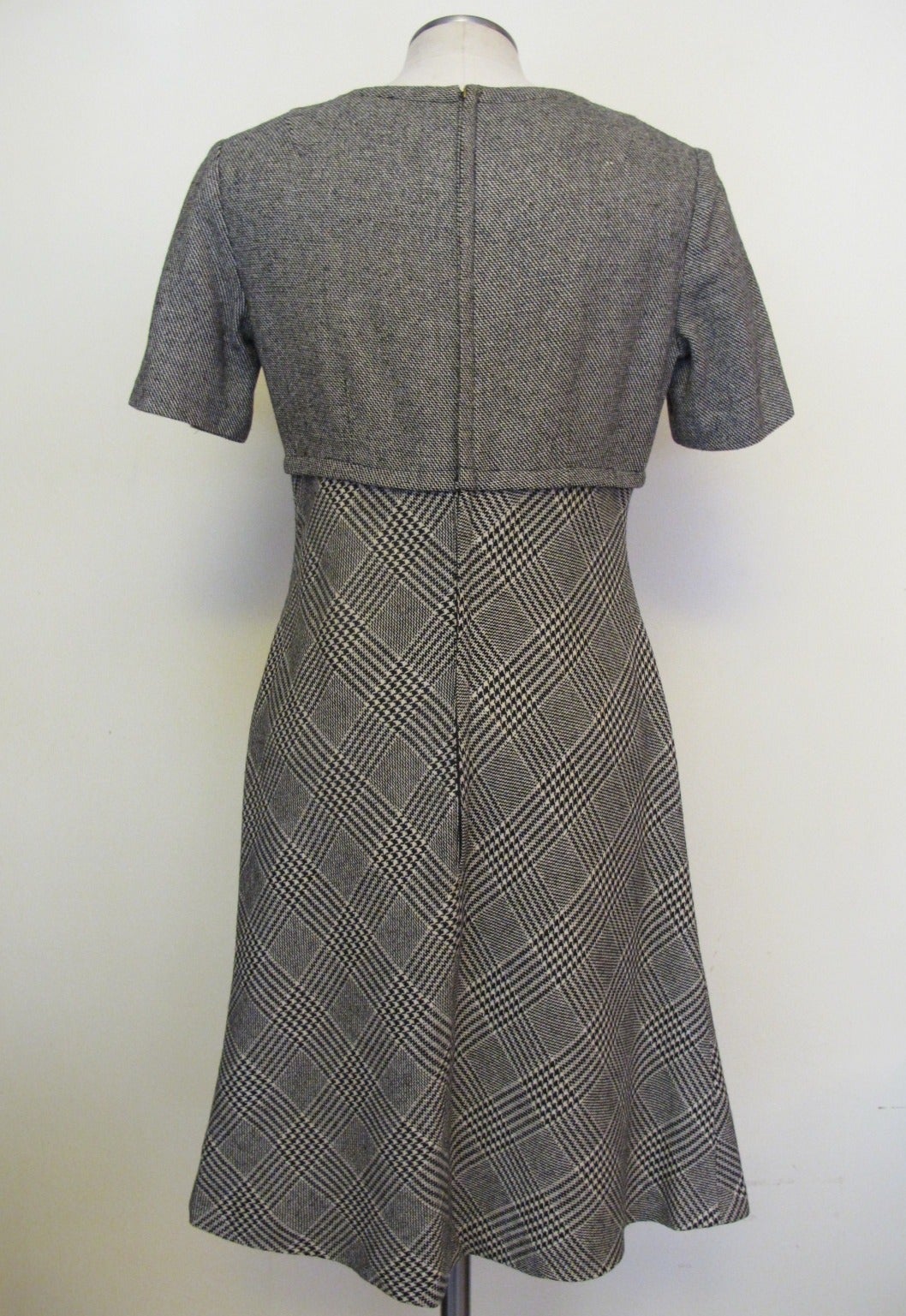 1960's Black and White Patterned Wool Dress In Excellent Condition For Sale In San Francisco, CA