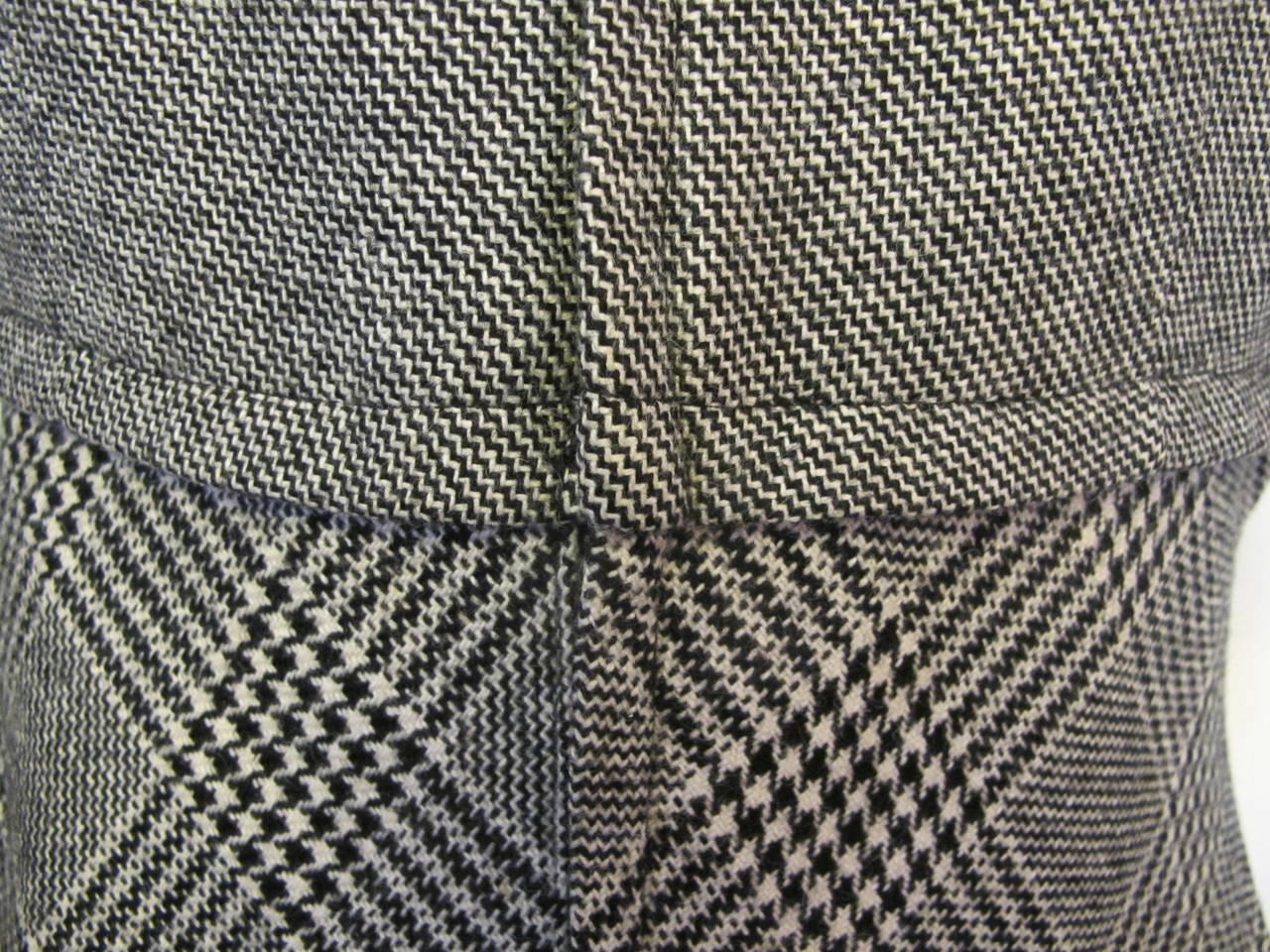 1960's Black and White Patterned Wool Dress For Sale 3