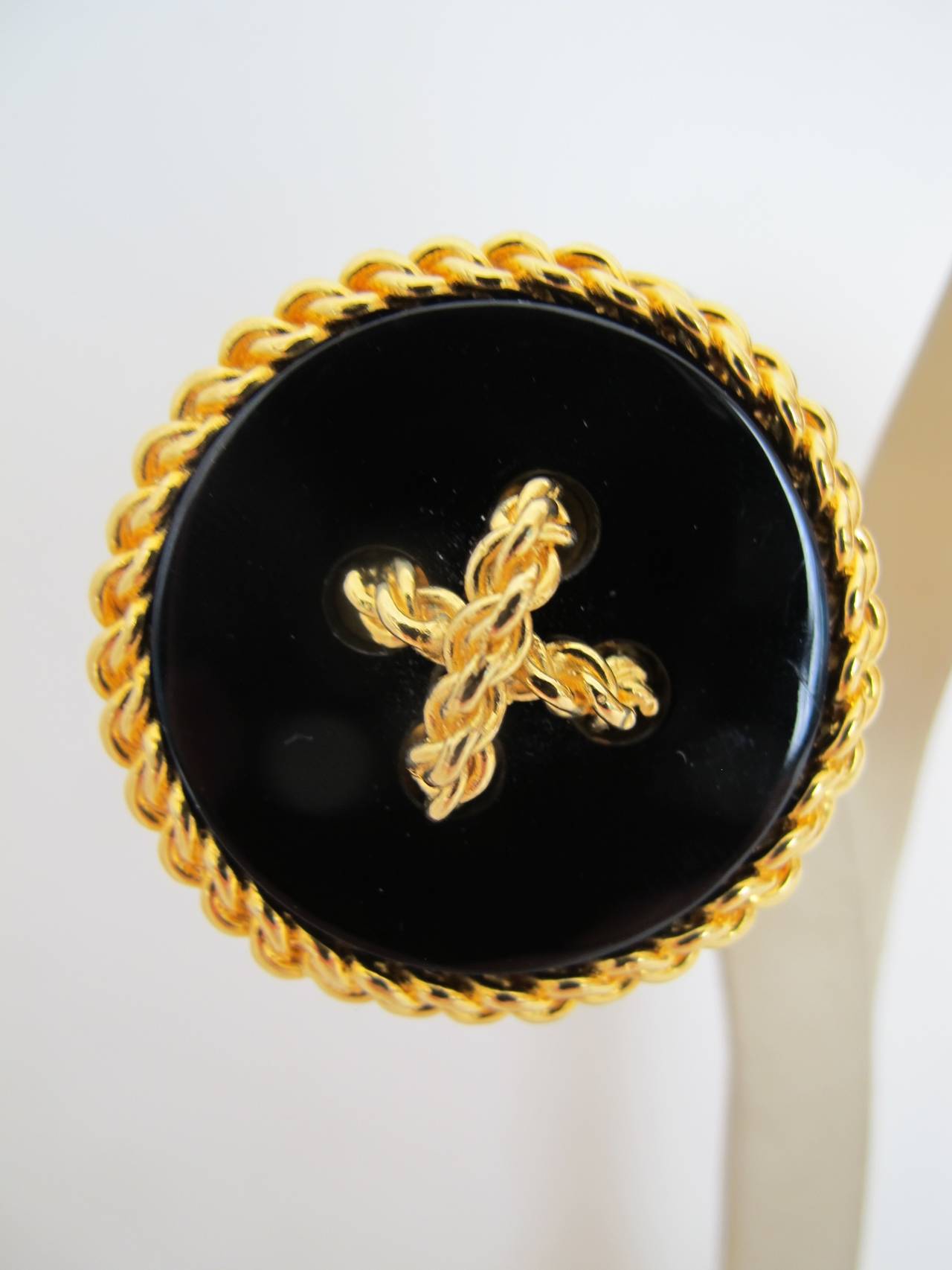 2003 Chanel Gold Chain Over-Sized Circular Black Onyx Clip-On Earrings In Excellent Condition For Sale In San Francisco, CA