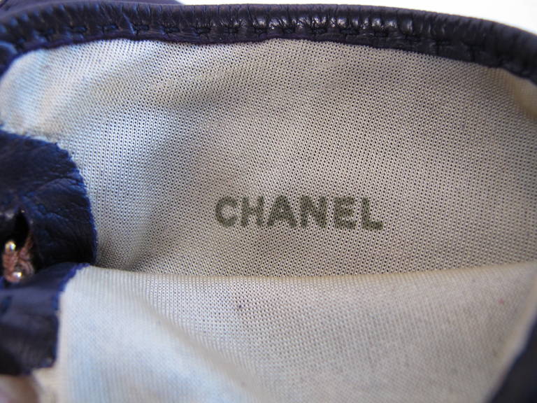 Chanel Purple Gloves with CC Logo For Sale 3