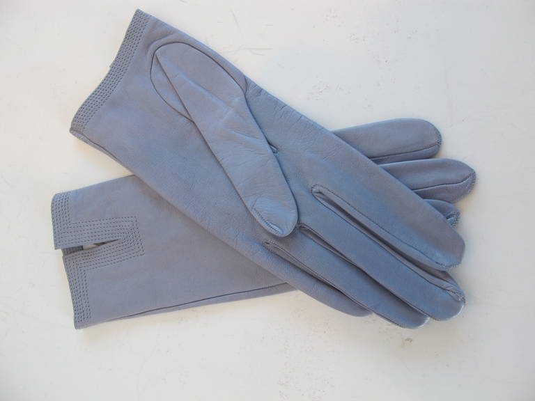Elegant chic, silver, blue-grey gloves from a fashion period of greatness. Lined in silk 