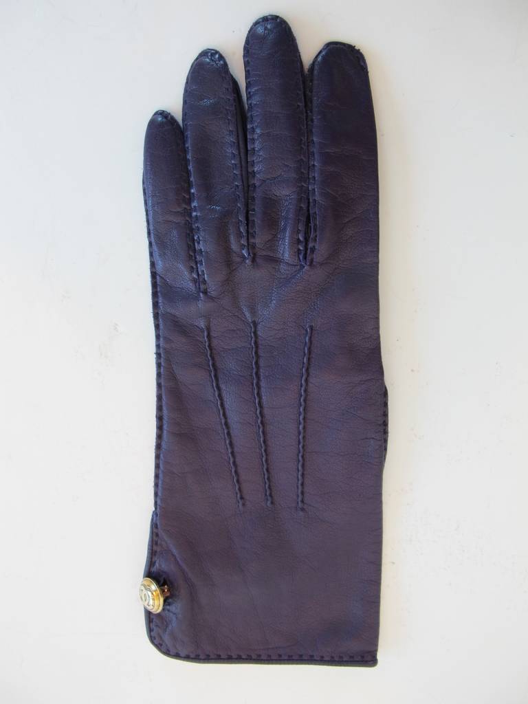Women's Chanel Purple Gloves with CC Logo For Sale