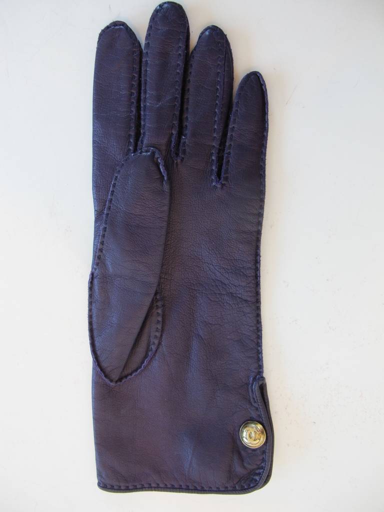 Chanel Purple Gloves with CC Logo In Excellent Condition For Sale In San Francisco, CA