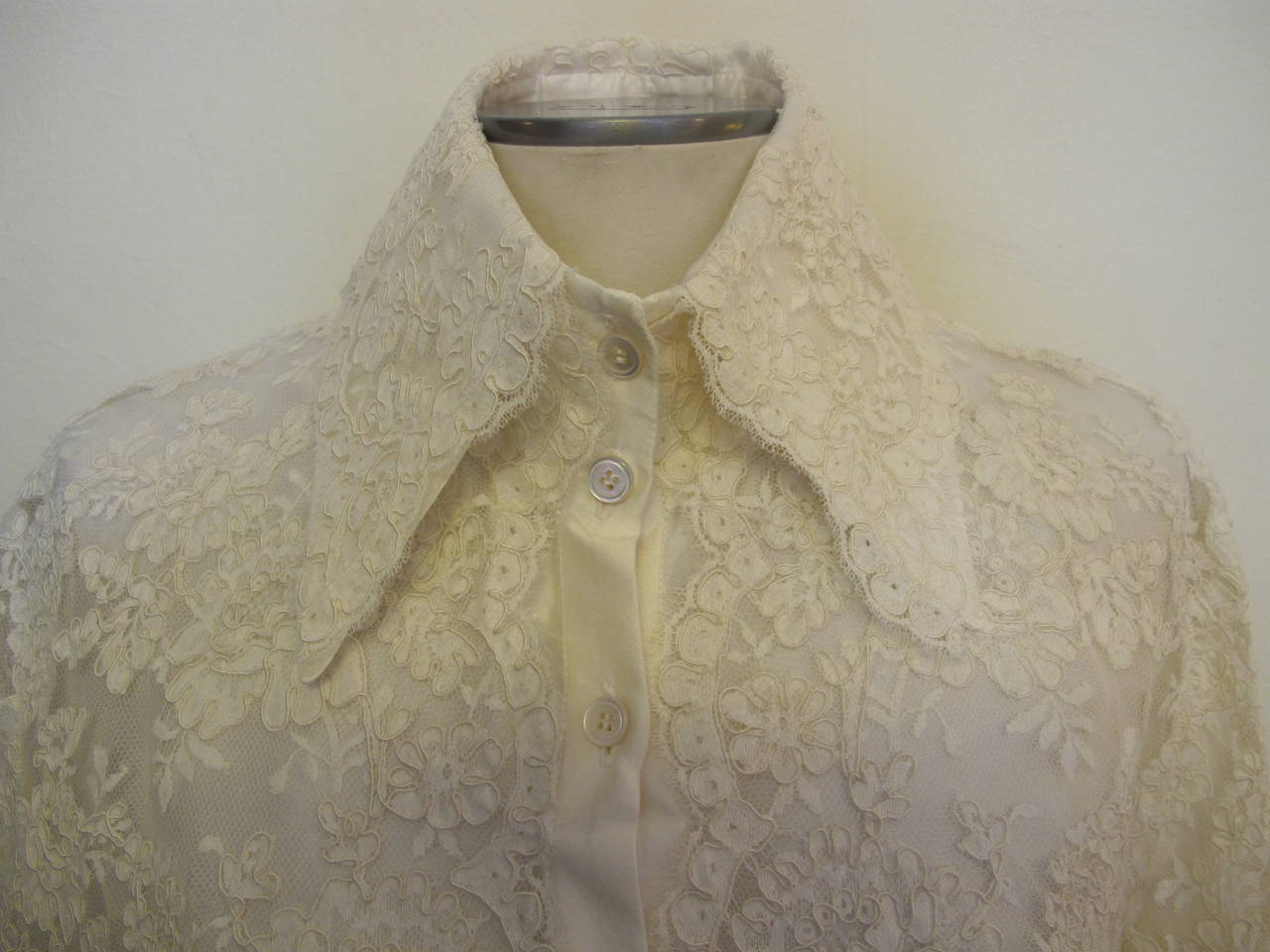 Valentino New Elegant Lace Blouse In Excellent Condition For Sale In San Francisco, CA