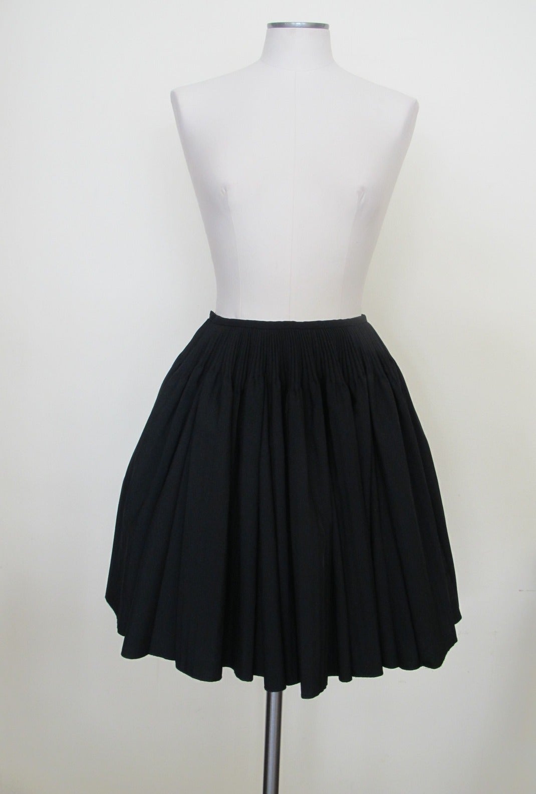 Alaia Fine Black Wool Plisse Skirt with Removable Lining In Excellent Condition For Sale In San Francisco, CA