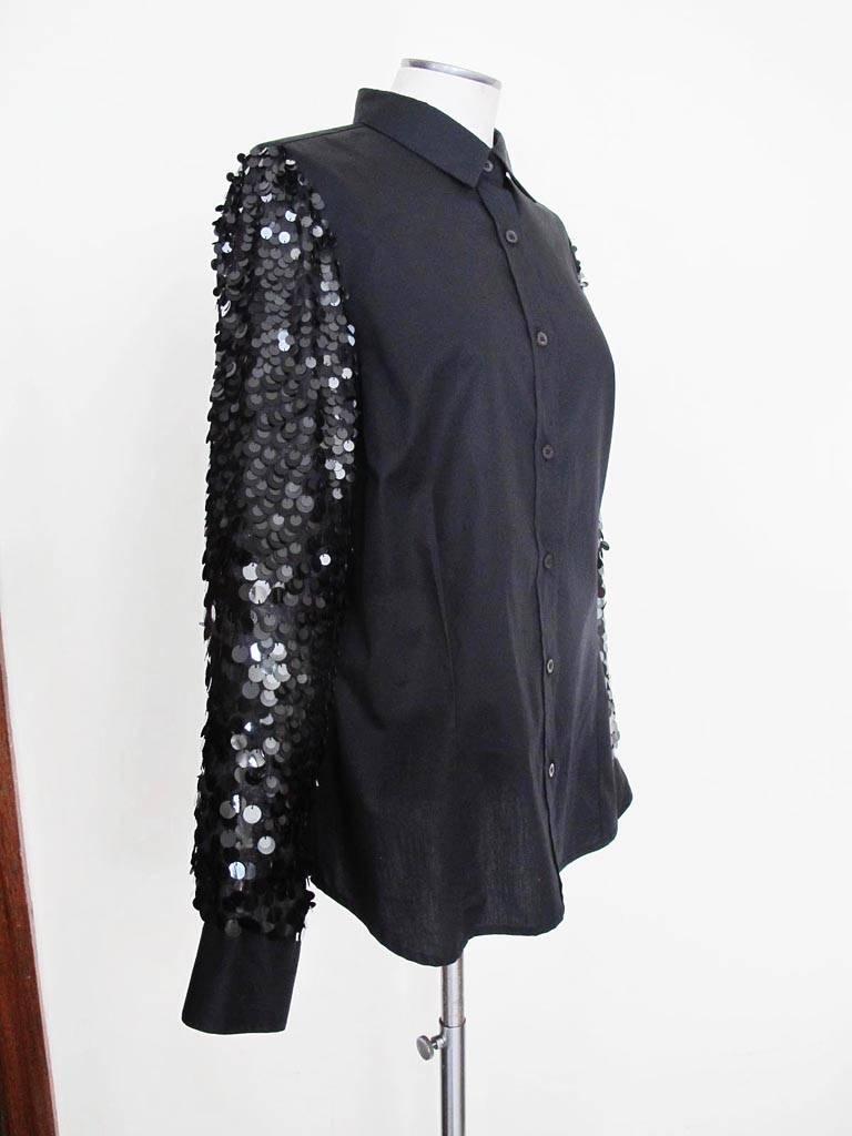 Each sequin is sewn one by one, layer after layer. The piece is impressive and can be worn as a blouse or a jacket. It can be classified as a loose blouse.... quite chic! Shoulder to shoulder measures 16 inches.