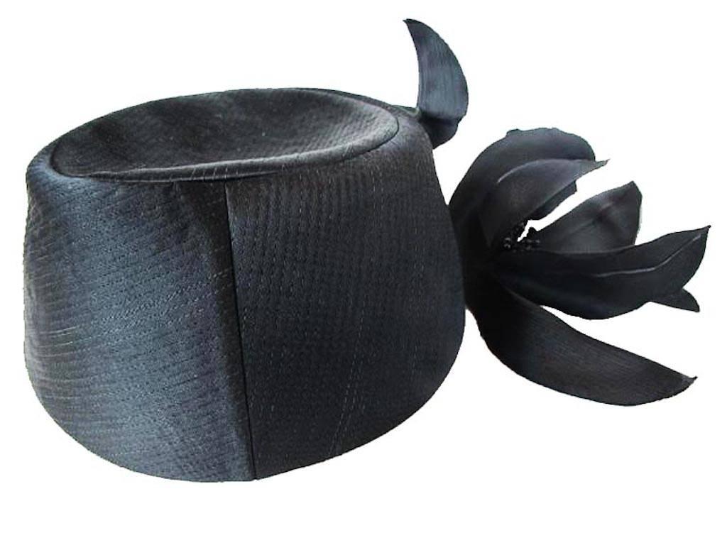 1960's Yves Saint Laurent Black Silk Satin Pillbox Hat In Excellent Condition For Sale In San Francisco, CA