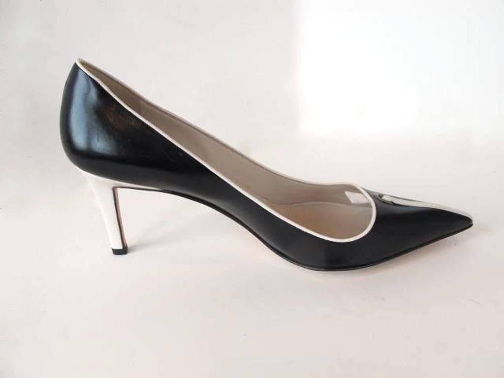 New Manolo Blahnik Black and White Leather Pumps In New Condition For Sale In San Francisco, CA