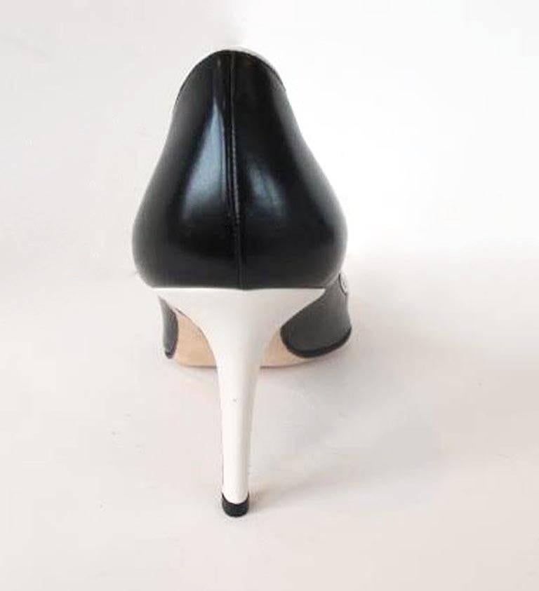 Women's New Manolo Blahnik Black and White Leather Pumps For Sale